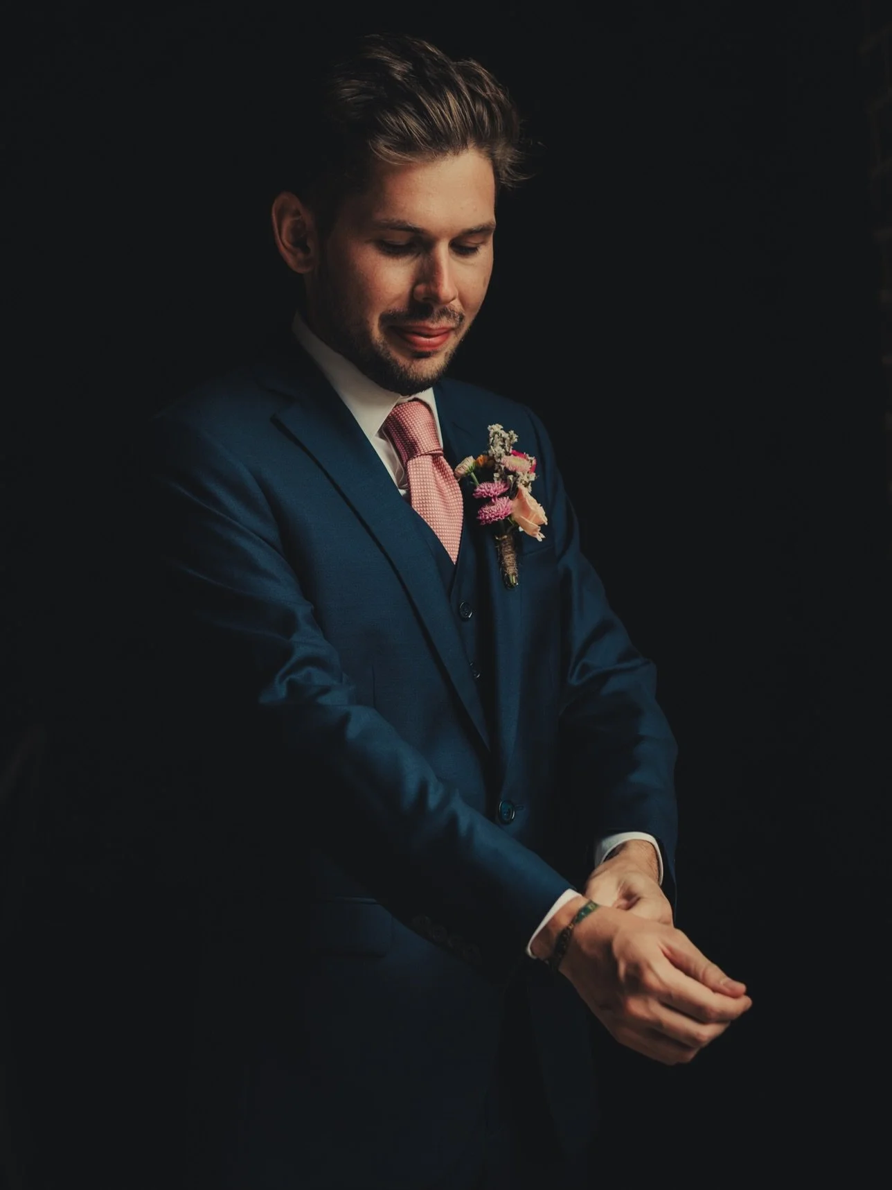 On parle souvent des pr&eacute;paratifs de la mari&eacute;e. Mais ceux du mari&eacute; ? Trop souvent sous-estim&eacute;s.

Et pourtant.

C&rsquo;est l&agrave; que tout commence. Les blagues pour d&eacute;tendre l&rsquo;atmosph&egrave;re. Les mains d