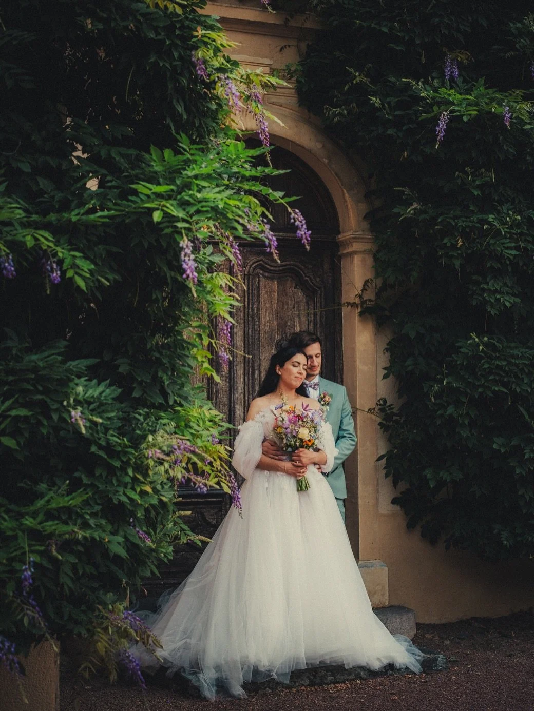 🌸Une journ&eacute;e pleine de couleurs et joyeuse.
Avec ces belles journ&eacute;es de printemps et les fleurs qui &eacute;closent partout, ce mariage Y &amp; A nous est revenu en t&ecirc;te.

Deux personnes pleinement dans leur moment, des rires, du