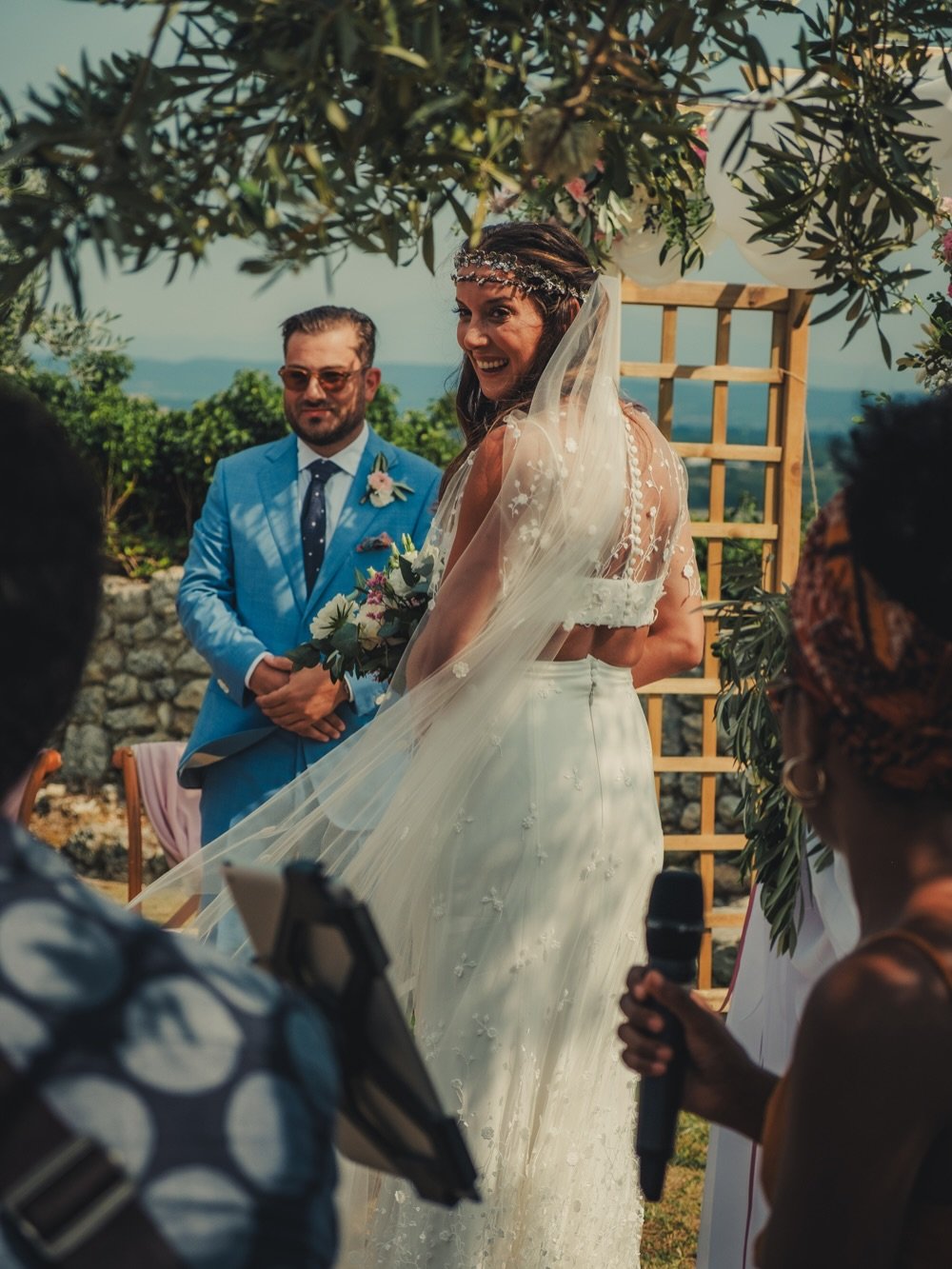 Tout a commenc&eacute; par une c&eacute;r&eacute;monie au soleil 🌞

Puis un cocktail au bord de la piscine, avec cette ambiance typique du Sud de la France.
En fin de journ&eacute;e, la lumi&egrave;re change, une golden hour compl&egrave;tement foll