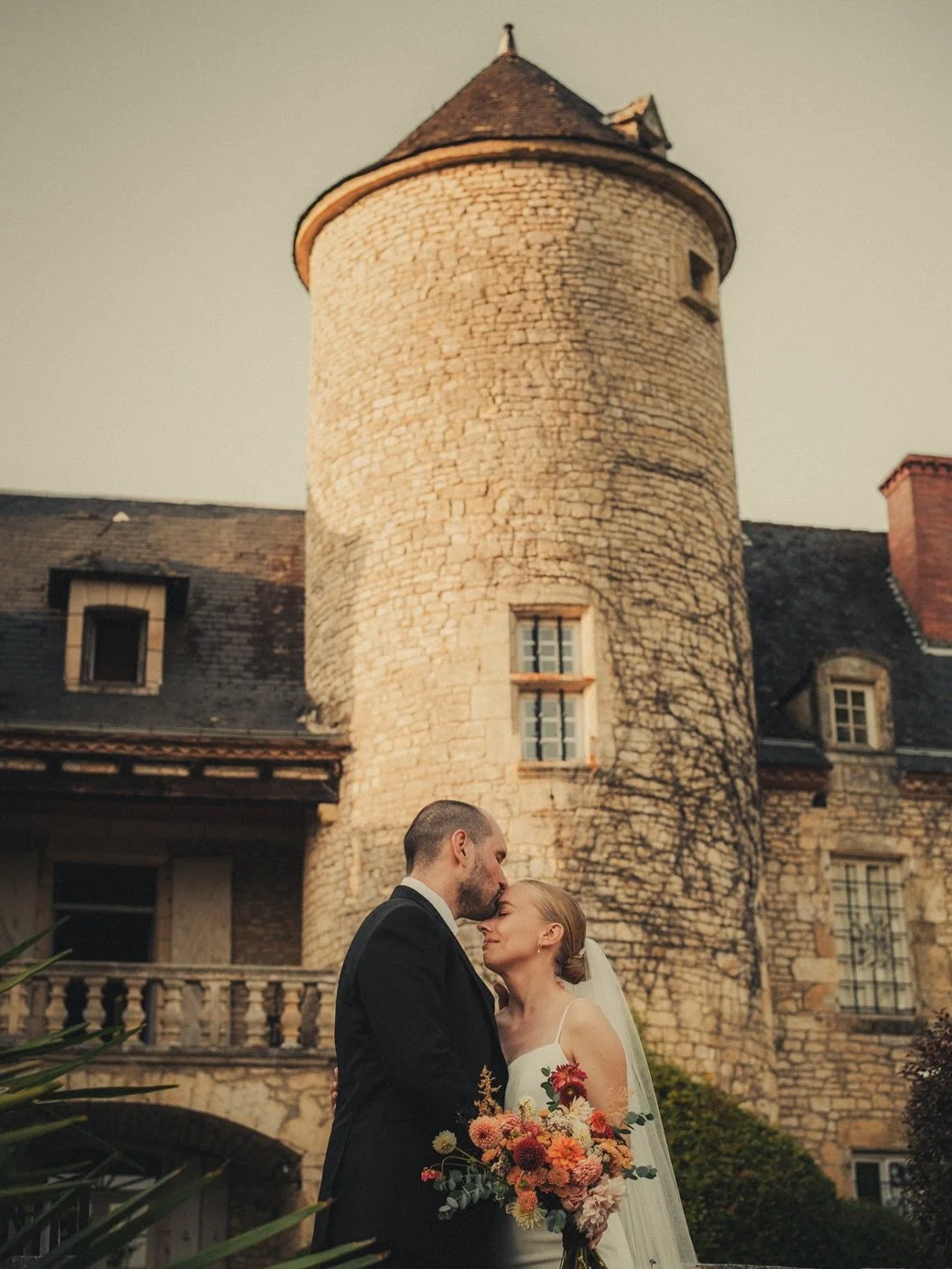 Looking back at S&amp;D&rsquo;s intimate wedding in Dordogne, that vibe 🌞 southwest of France glow instantly makes us want to pick up our cameras again ! Can&rsquo;t wait for the 2026 season to start ❤️&zwj;🔥

Reception @chateauduraysse 
Bridal sho