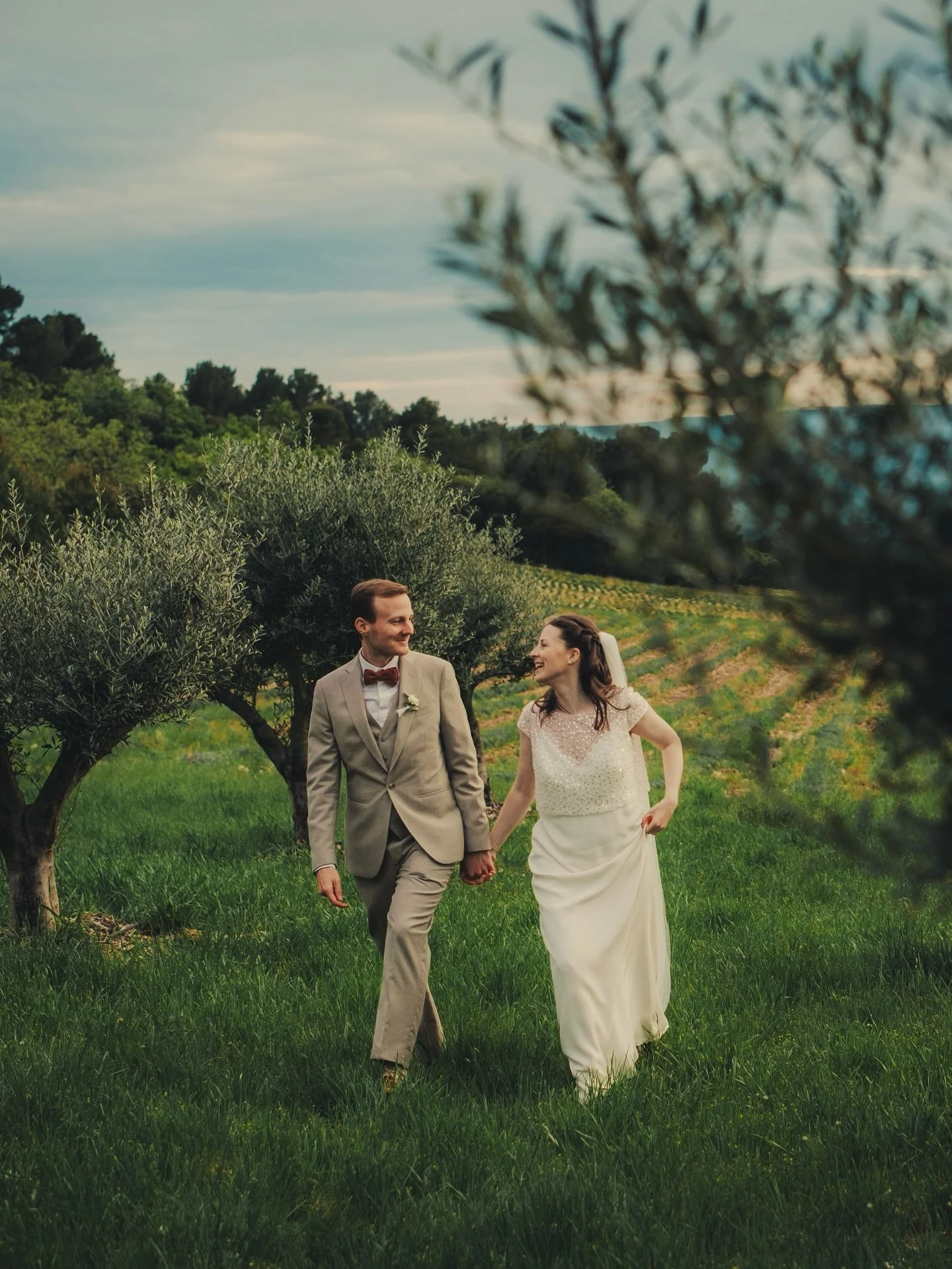 Some moments never lose their magic. Thinking of A &amp; R and the olive groves of Le Mas de Florette.🪩🌿

365 jours de A + R. Encore sous le charme de ce beau mariage dans le Sud. ✨

Reception @masdeflorette 
MUA @fallinginlove.muah 
Cocktail @luca