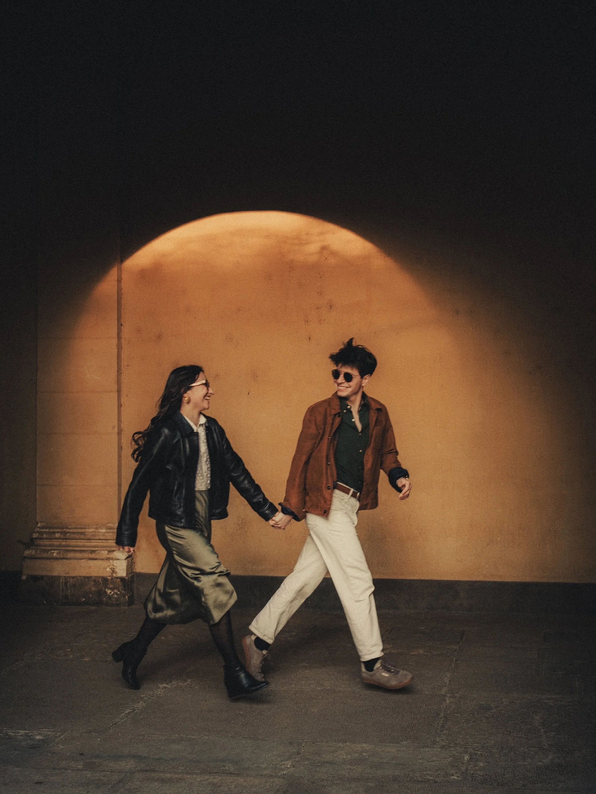 Lumi&egrave;re douce, quartier de la vieille ville, une parenth&egrave;se hors du temps 📹

✨Soft light, retro city streets, moment out of time

#engagementphotography #photographemariage #photographemariagelyon #lyon