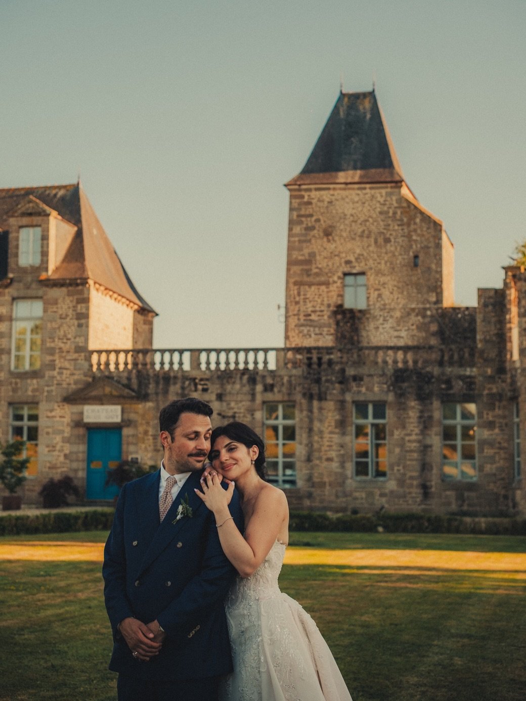 Un ch&acirc;teau en Bretagne, un soleil de plomb, et une fusion franco-arm&eacute;nienne inoubliable. 🇫🇷🇦🇲 Retour en images sur une journ&eacute;e pleine de vie, de rythme et d&rsquo;amour brut au Ch&acirc;teau du Bois-Guy. Le temps passe, mais l