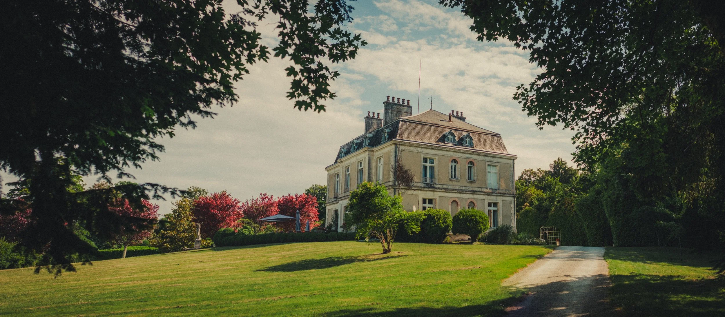wide shot photo landscape of chateau la gauterie in dordogne
