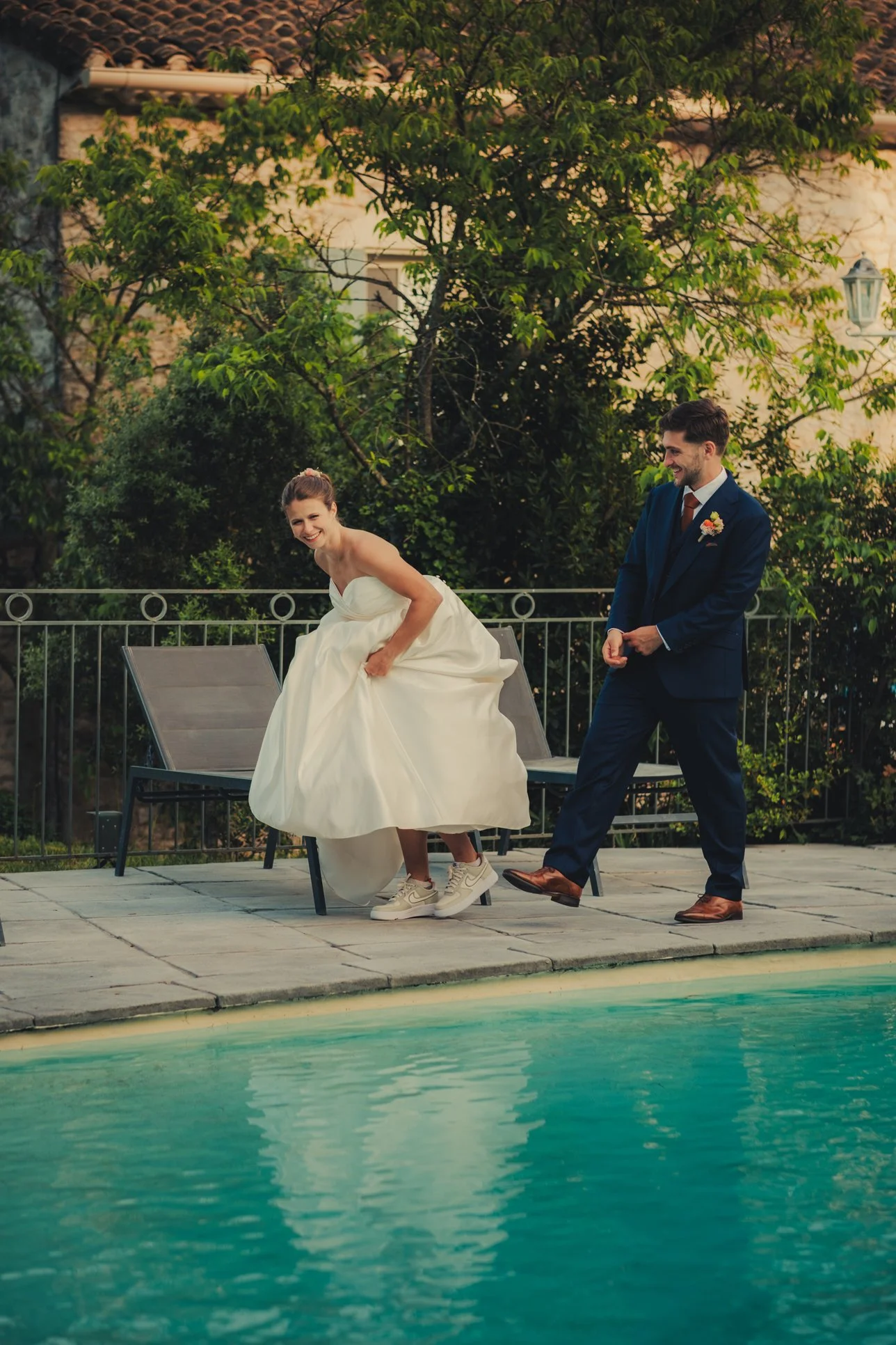 Mariés réalisant une pose amusante près de la piscine au Domaine des Rives en Provence