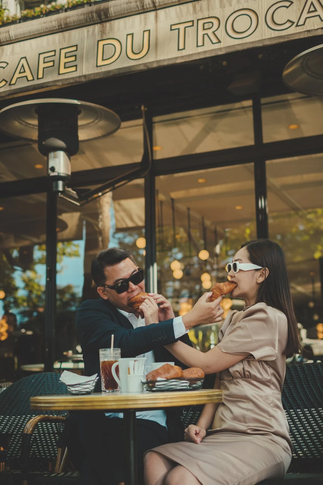 A couple eloping in Paris sitting at the cafe du Trocadero.