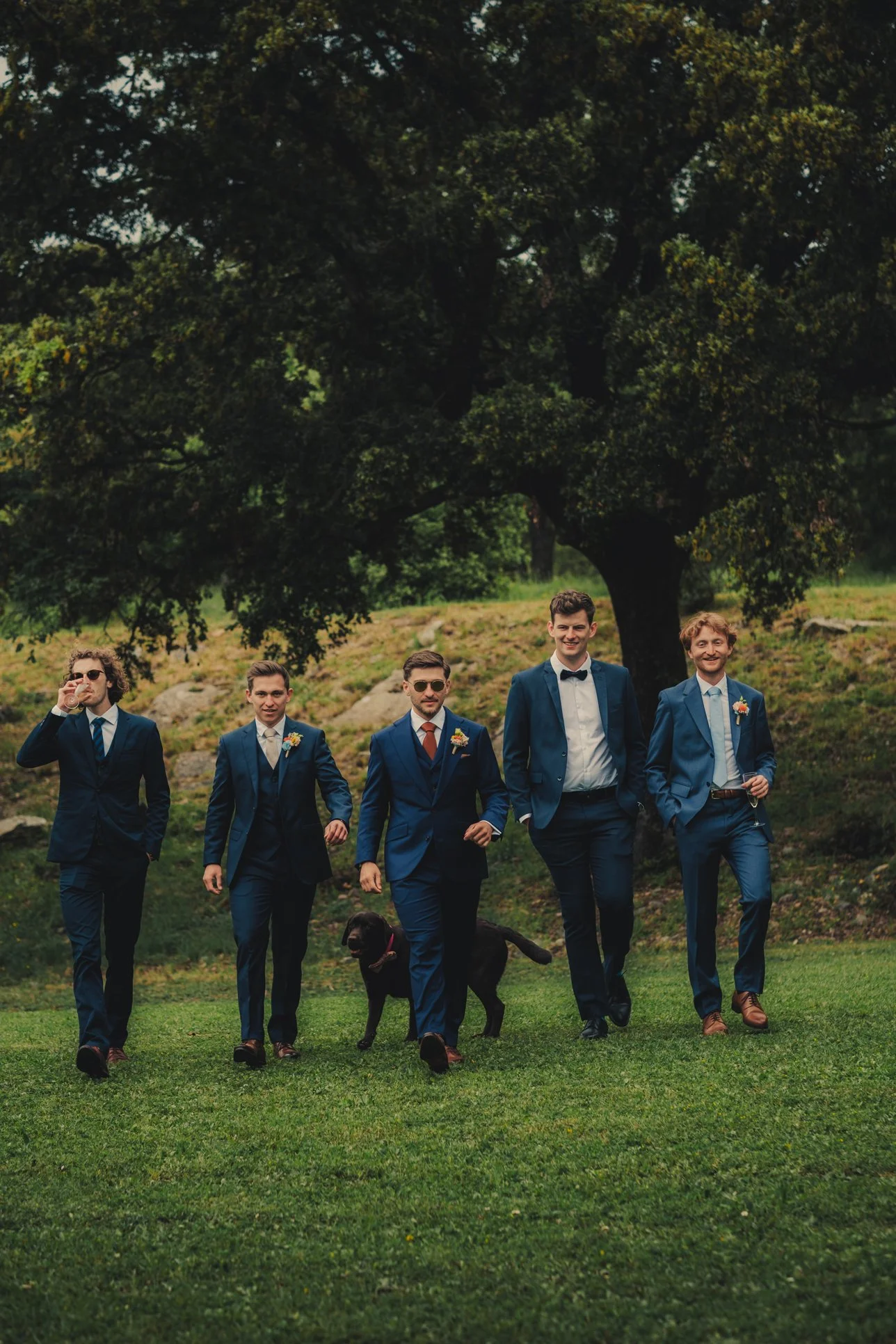 Marié marchant avec ses garçons d’honneur et le chien du couple au Domaine des Rives