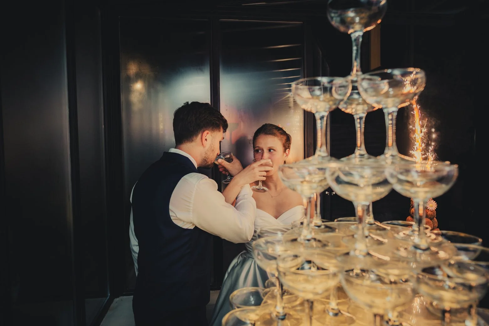 Moment festif autour de la tour de champagne pendant le mariage