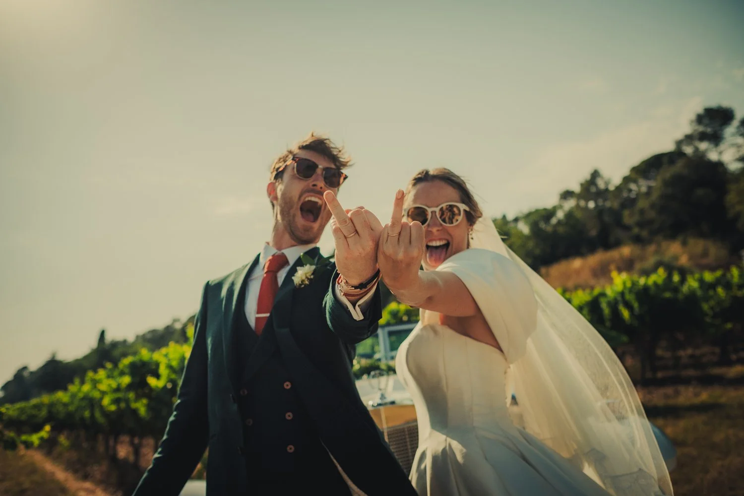Moment fun et spontané du couple avant le cocktail