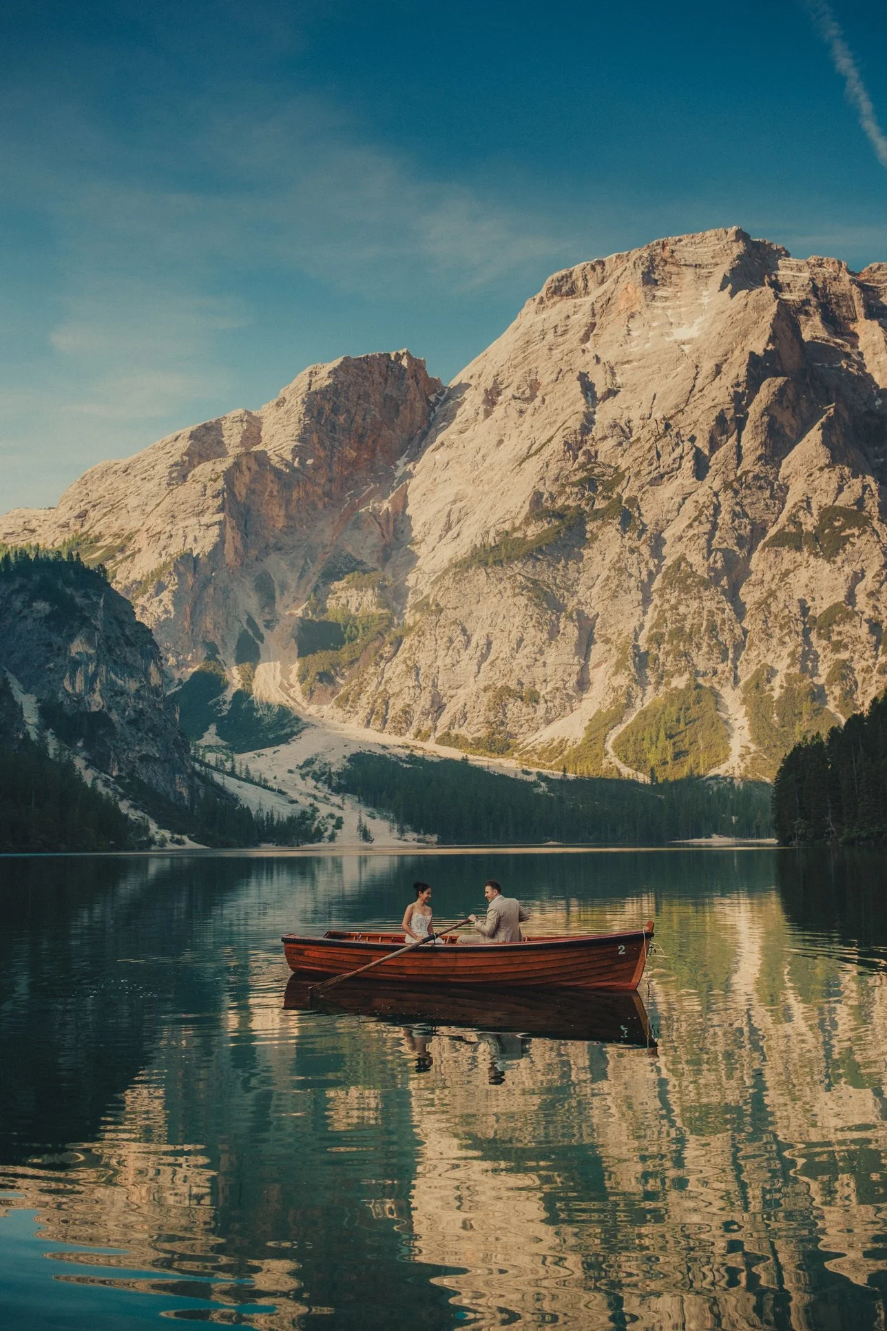 elopement in lago di braies dolomites photographer