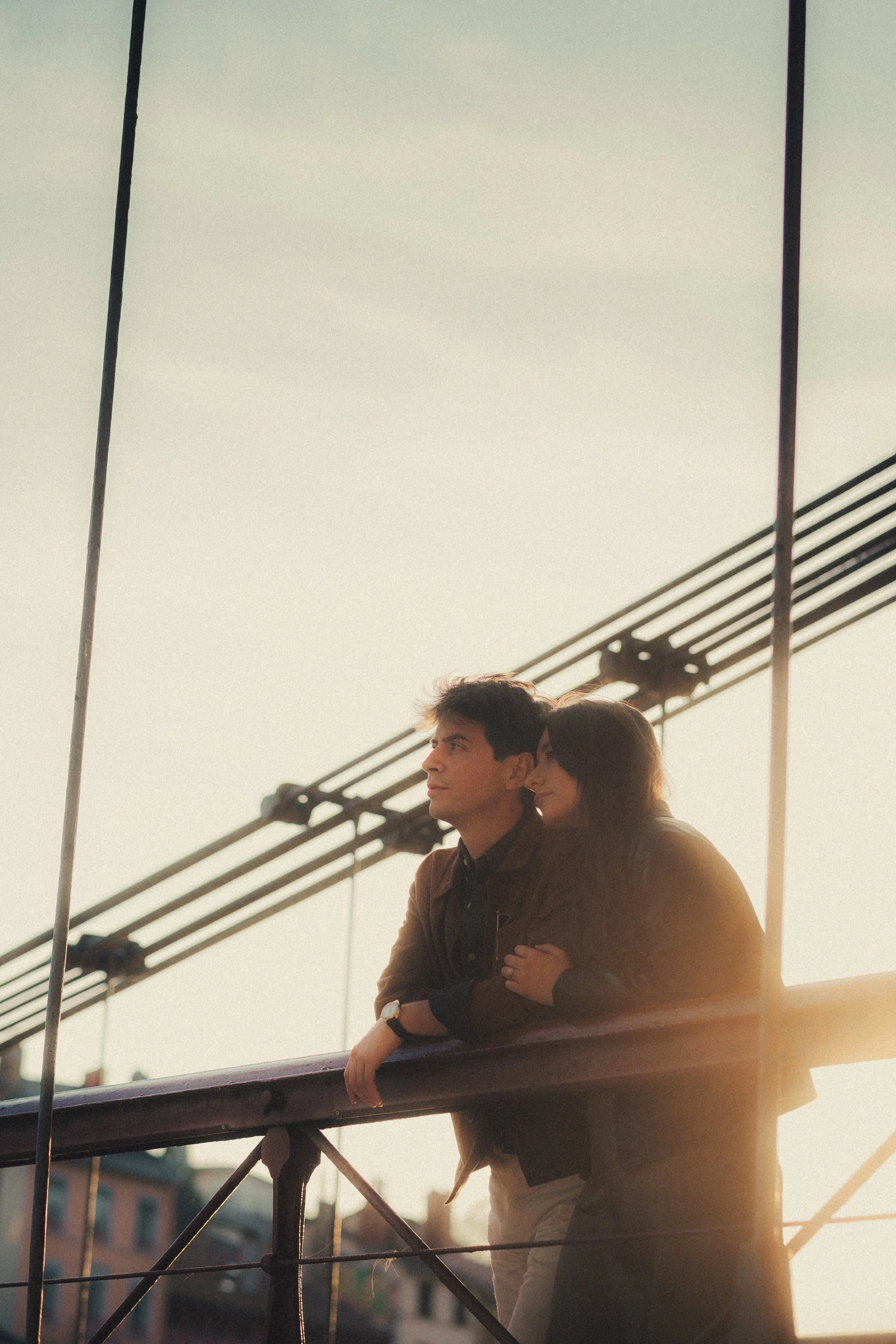 Couple regardant la vue depuis un pont à Lyon golden hour.