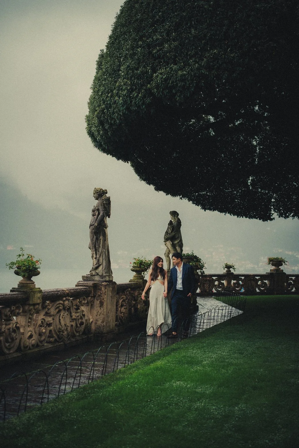 Lake Como engagement photographer cupturing a couple walking at Villa del Balbianello.