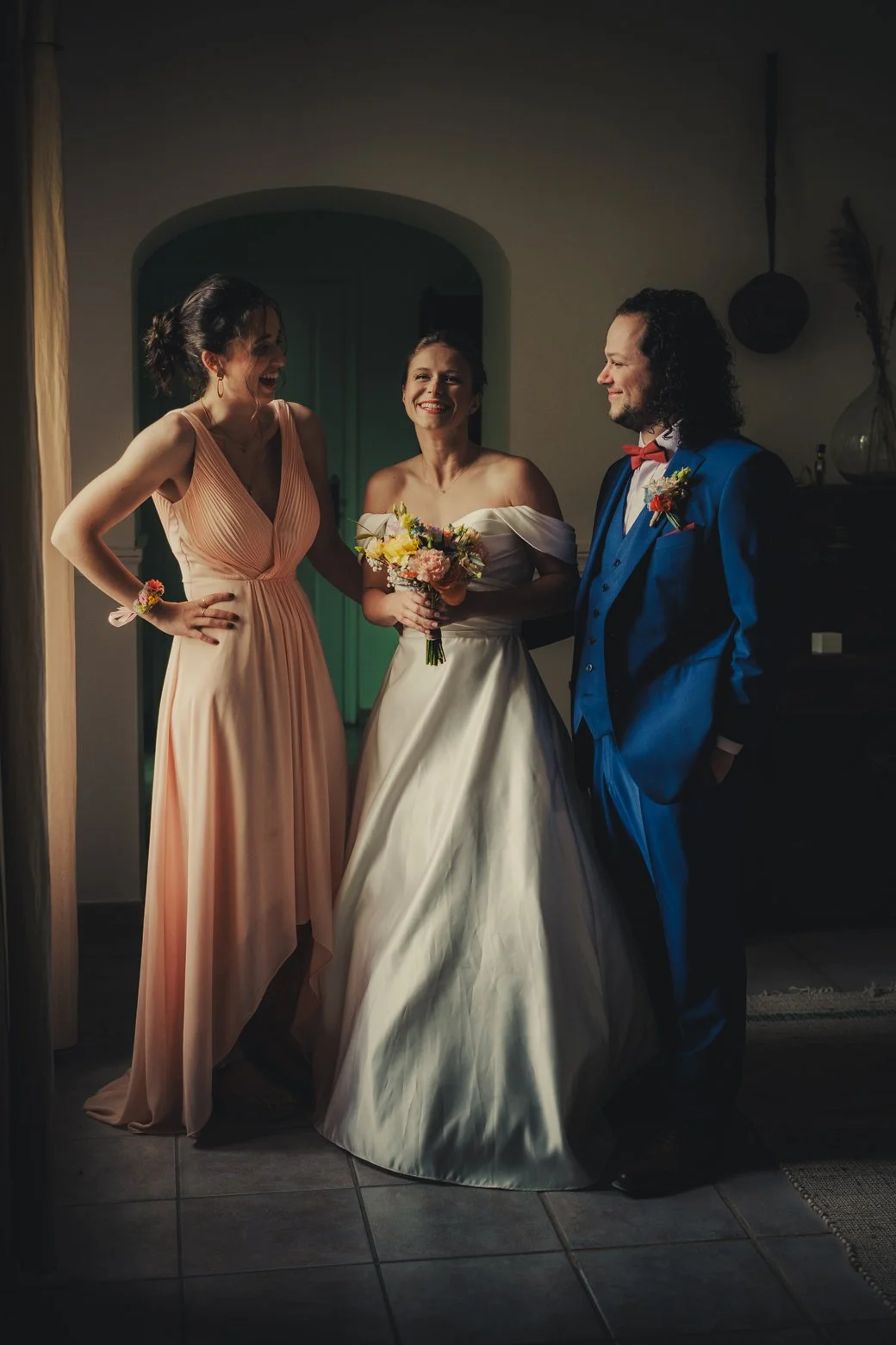 Portrait de la mariée entourée de sa famille et de ses amies pendant les préparatifs