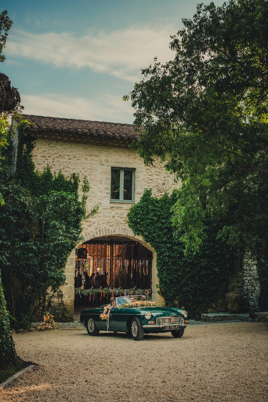 Voiture vintage garée à l’entrée du Domaine des Rives