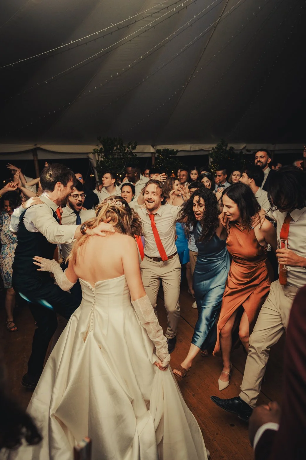 Invités dansant sous les étoiles en Provence