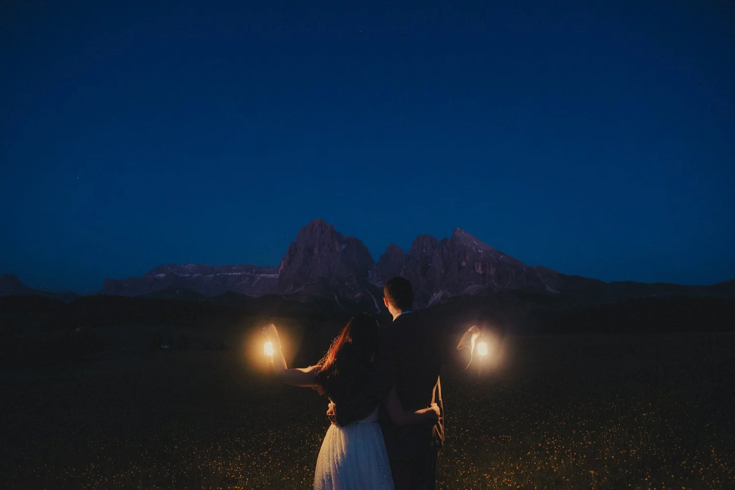 dolomites elopement photographer capturing a couple with lanterns in blue hour.