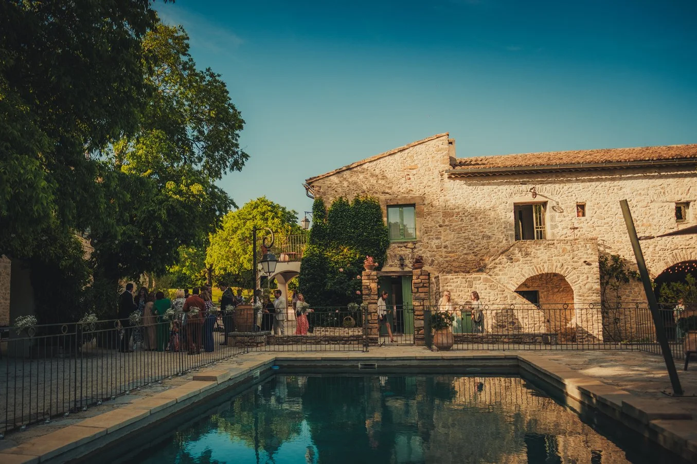 Invités profitant du cocktail dans le jardin du Domaine des Rives