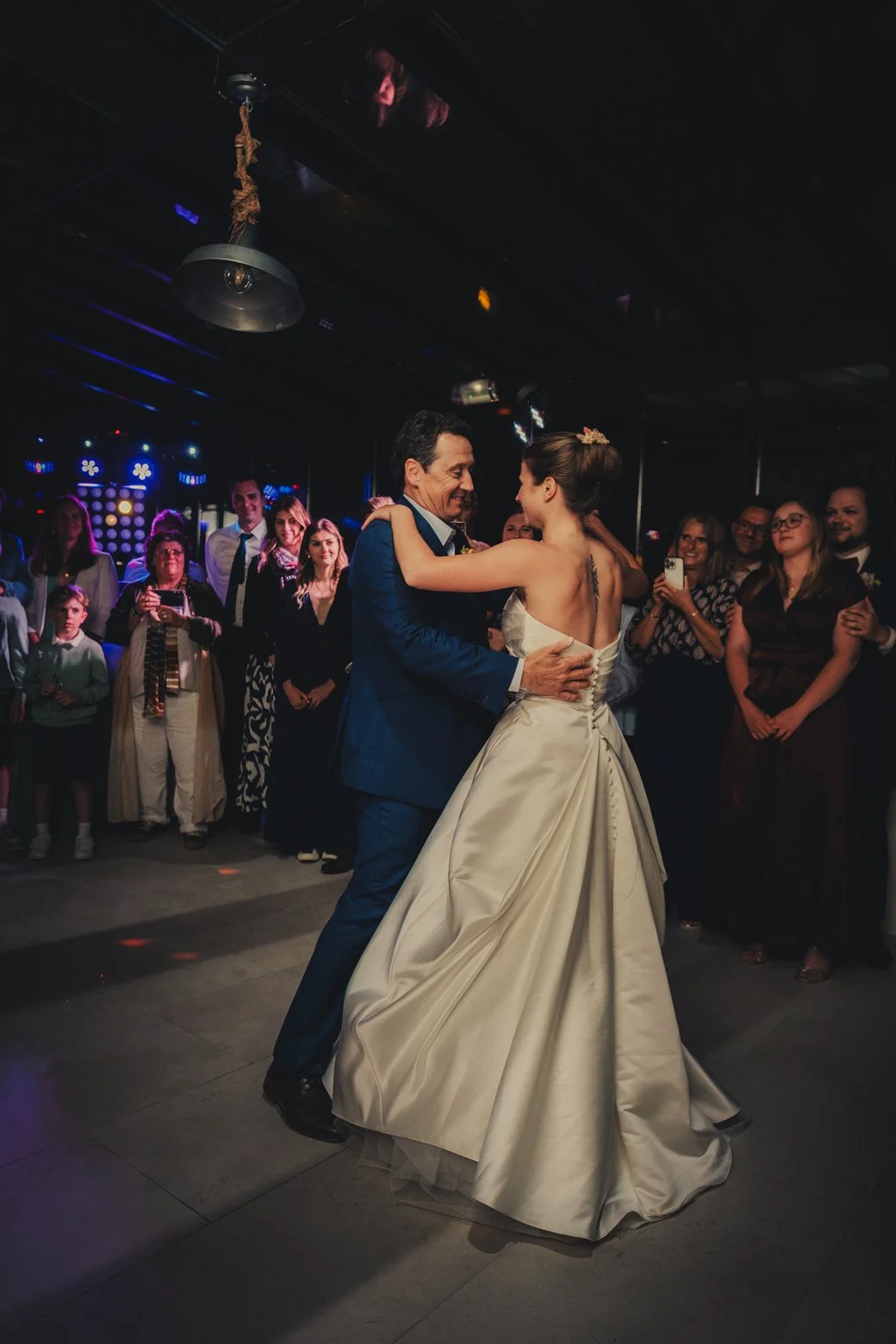 Mariée dansant pendant la soirée de mariage au Domaine des Rives
