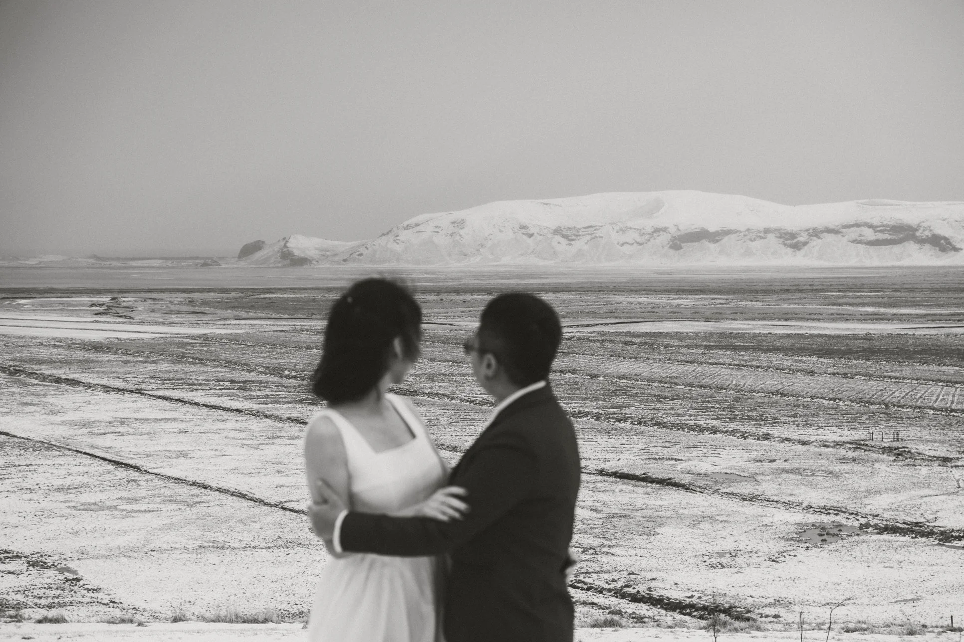 iceland elopement photographer capturing a couple in the snow