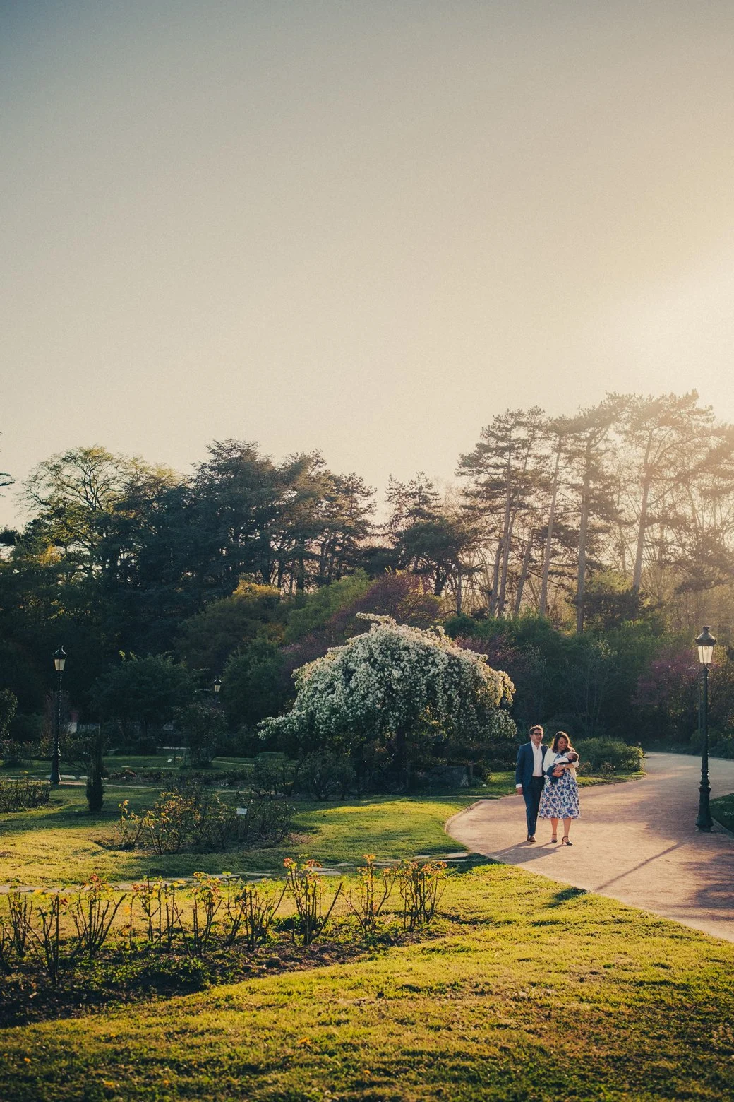 Parents marchant dans le parc avec leur bébé lors d’une séance photo famille à Lyon