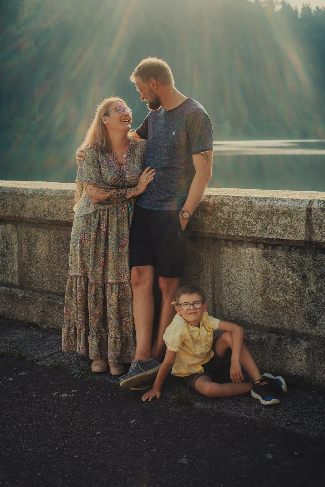 Enfants jouant autour de leurs parents pendant une séance photo famille près de Roanne