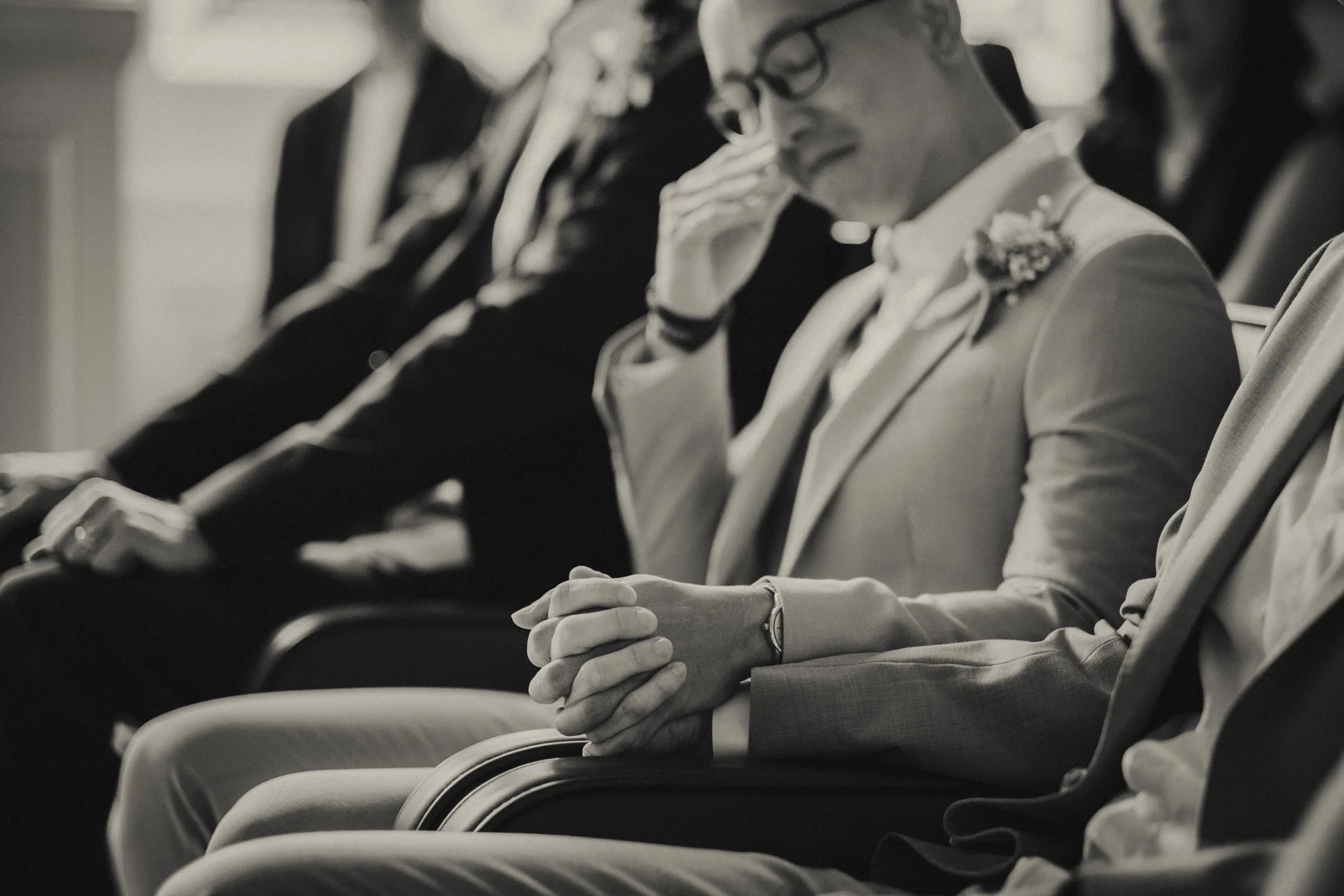 Moment d’émotion entre deux mariés lors de leur mariage civil à Lyon