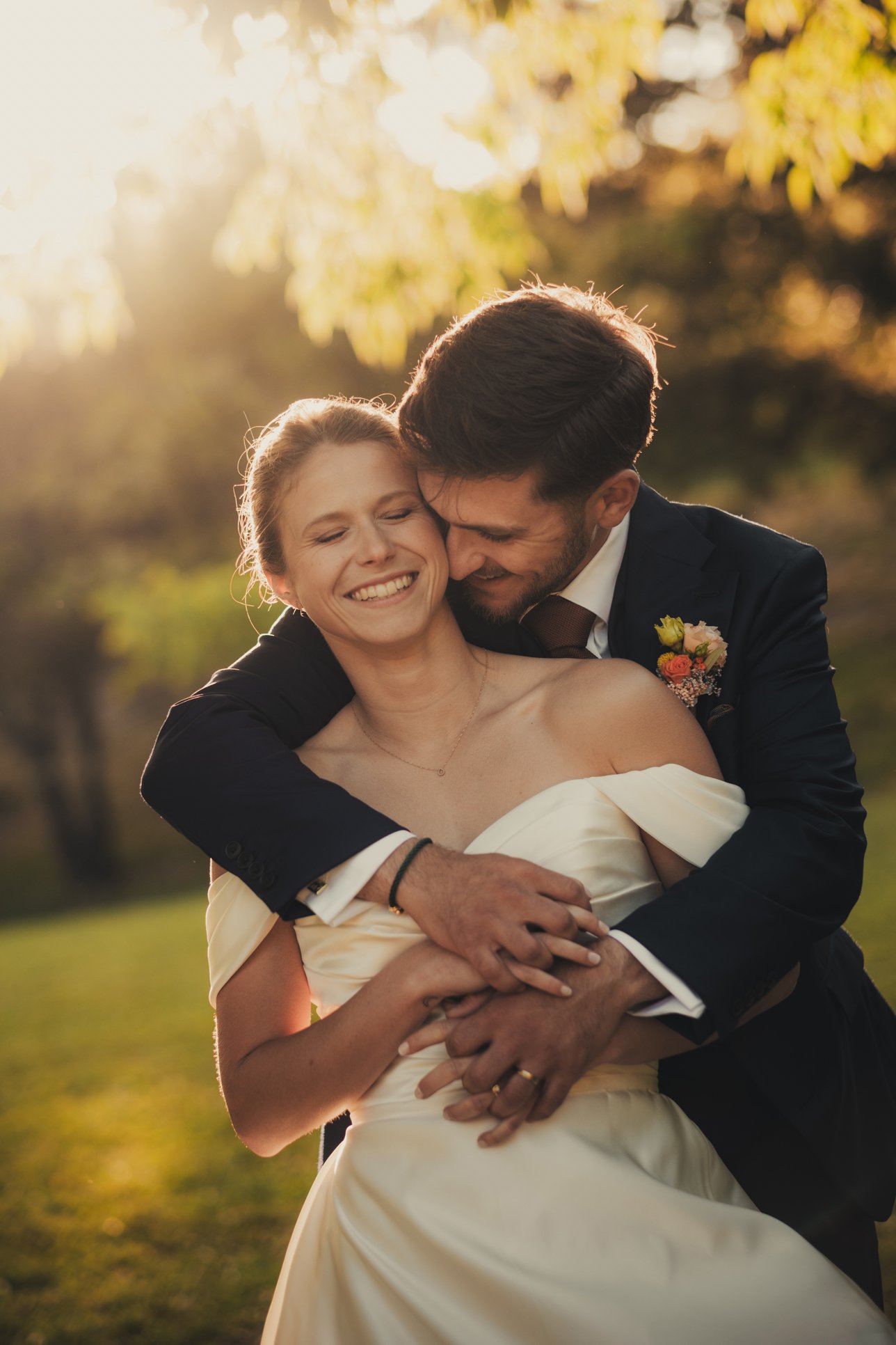 Moment intime entre les mariés au coucher du soleil dans les jardins du Domaine des Rives