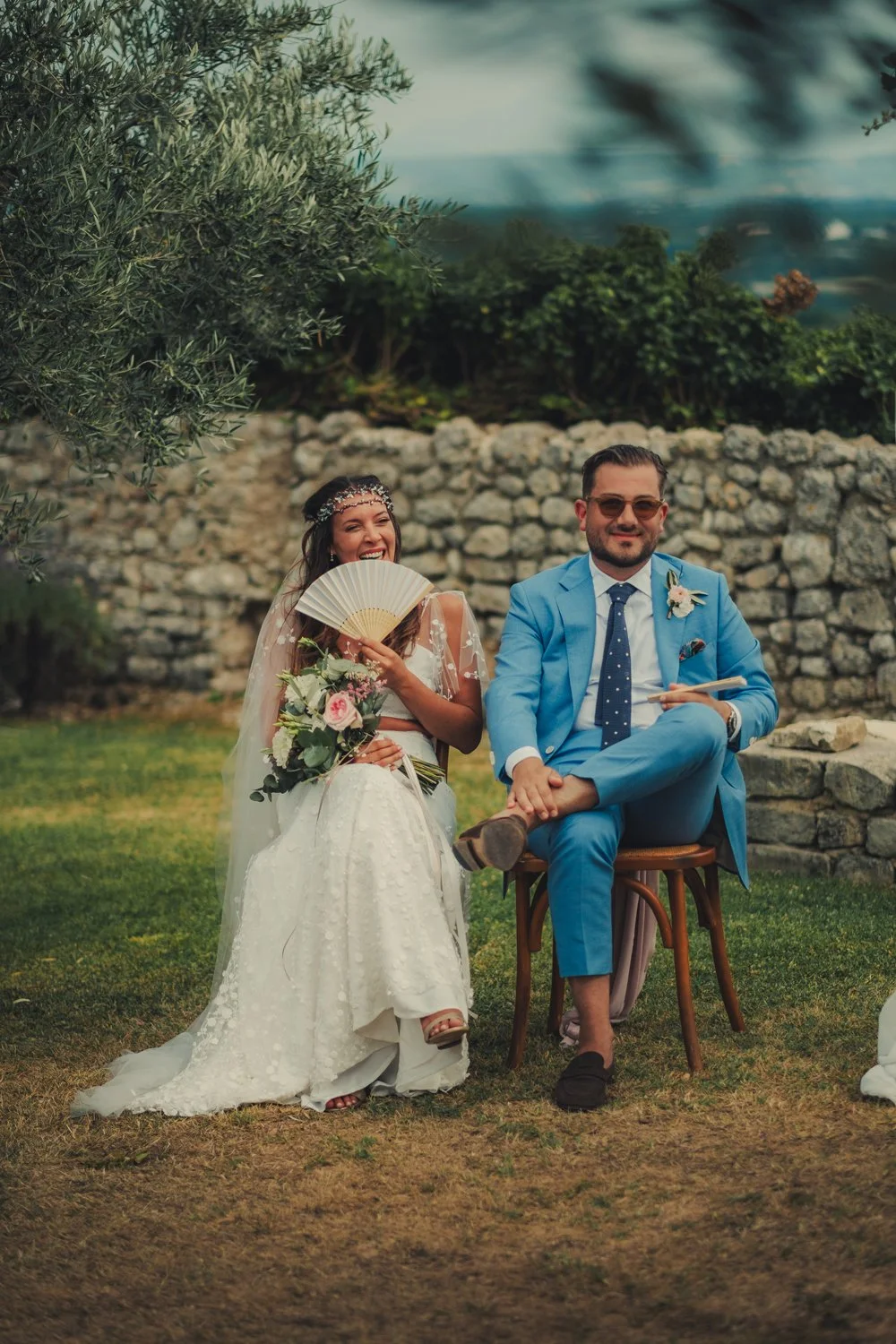 les mariés riant pendant la cérémonie laïque au Domaine de Sarson