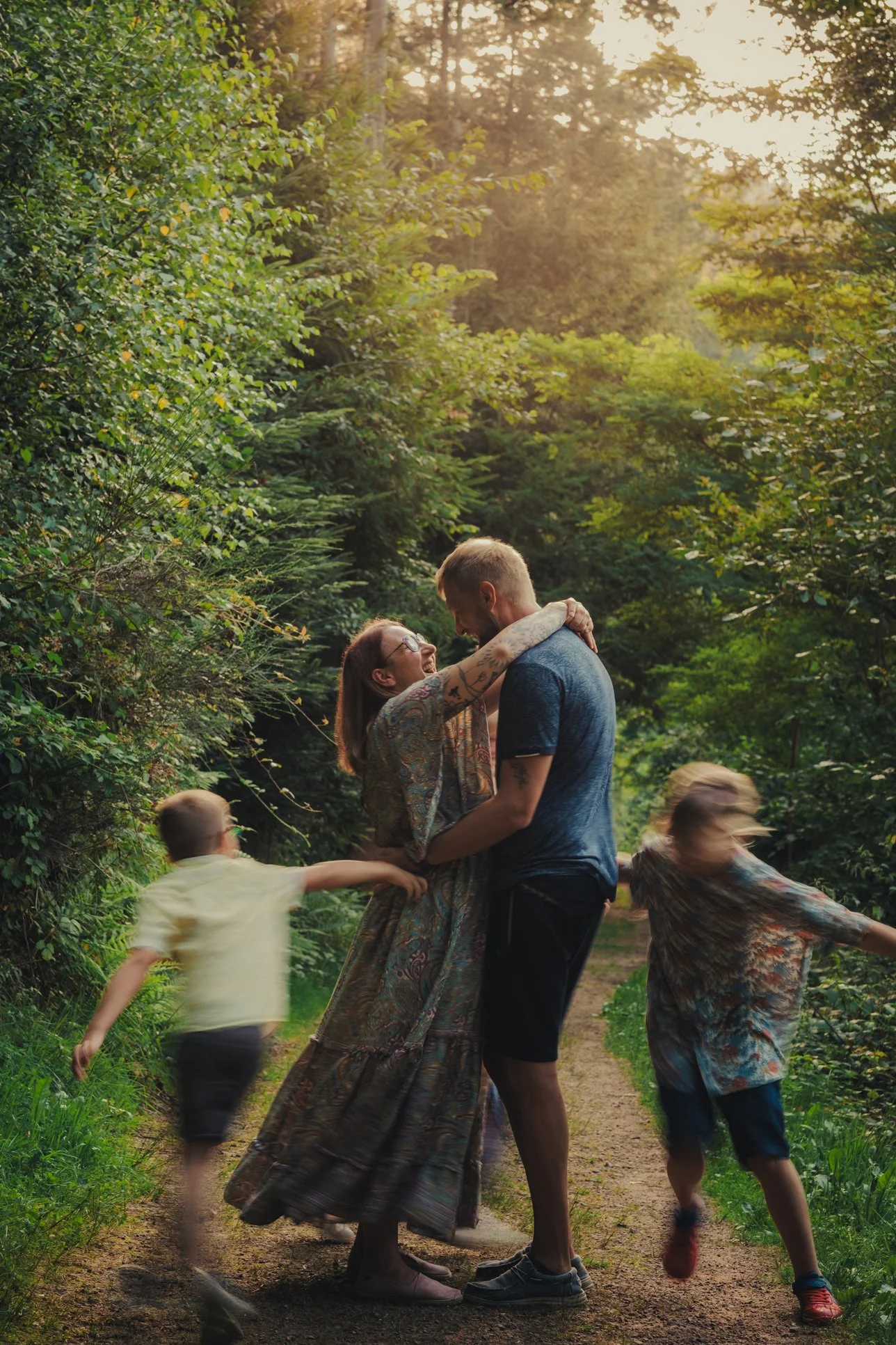 Enfants courant autour de leurs parents lors d'une séance photo famille à Roanne