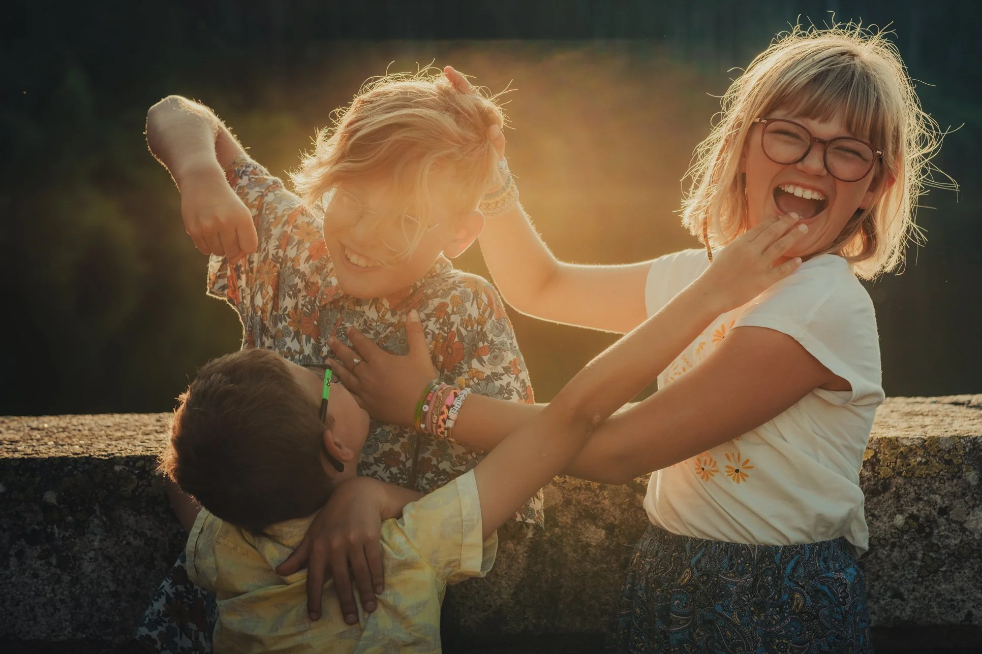 Frère et sœur se taquinant et souriant pendant une séance photo famille à Roanne