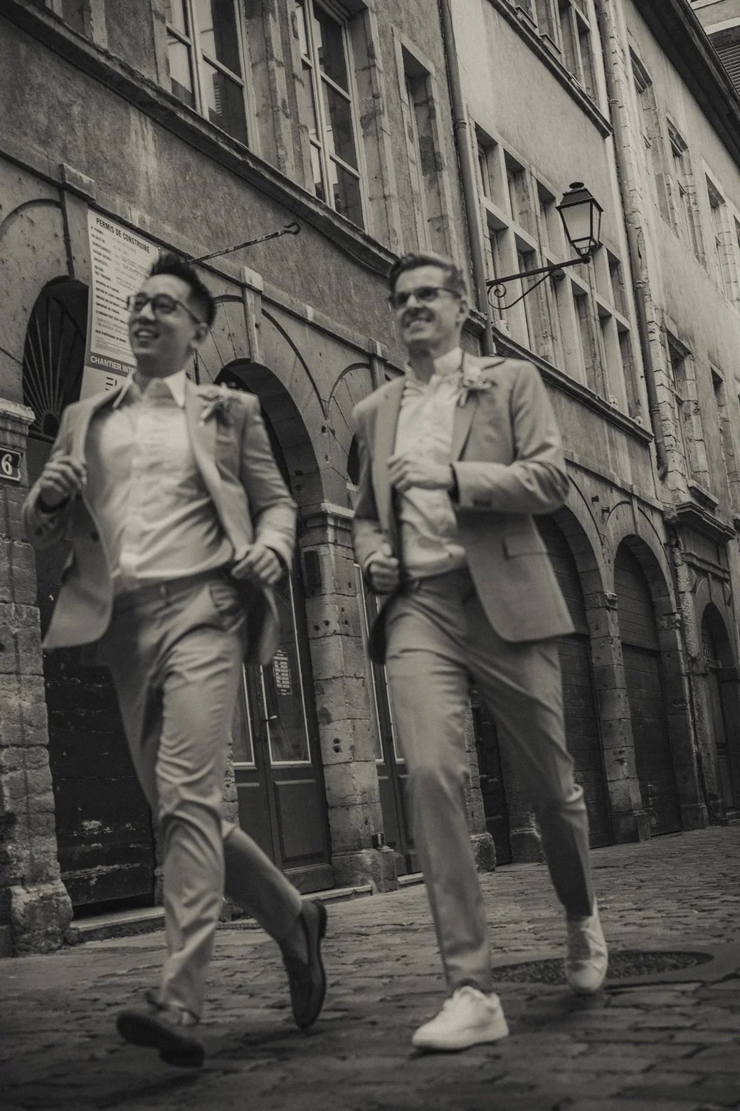 Deux mariés courant de joie dans les rues du Vieux Lyon après leur mariage