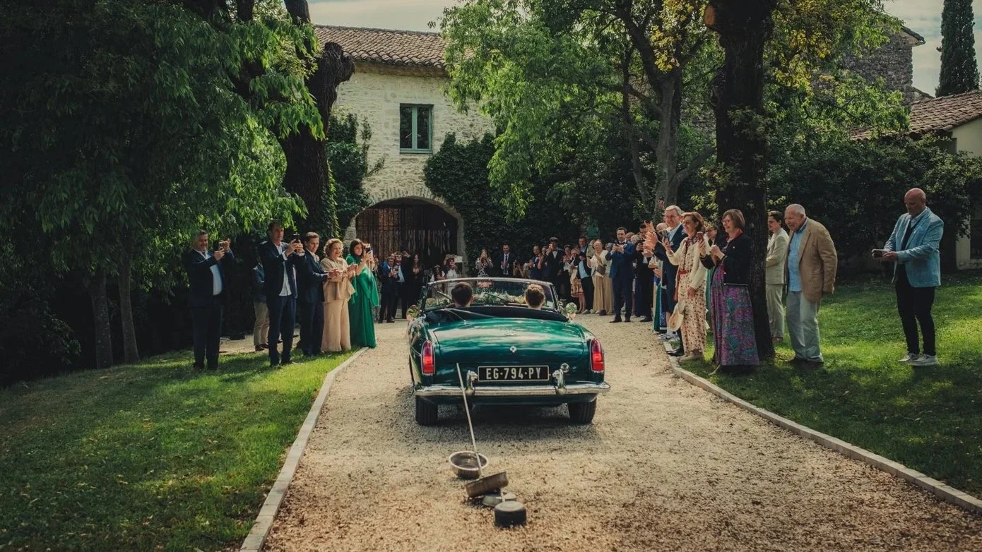 Arrivée des mariés en voiture vintage au Domaine des Rives