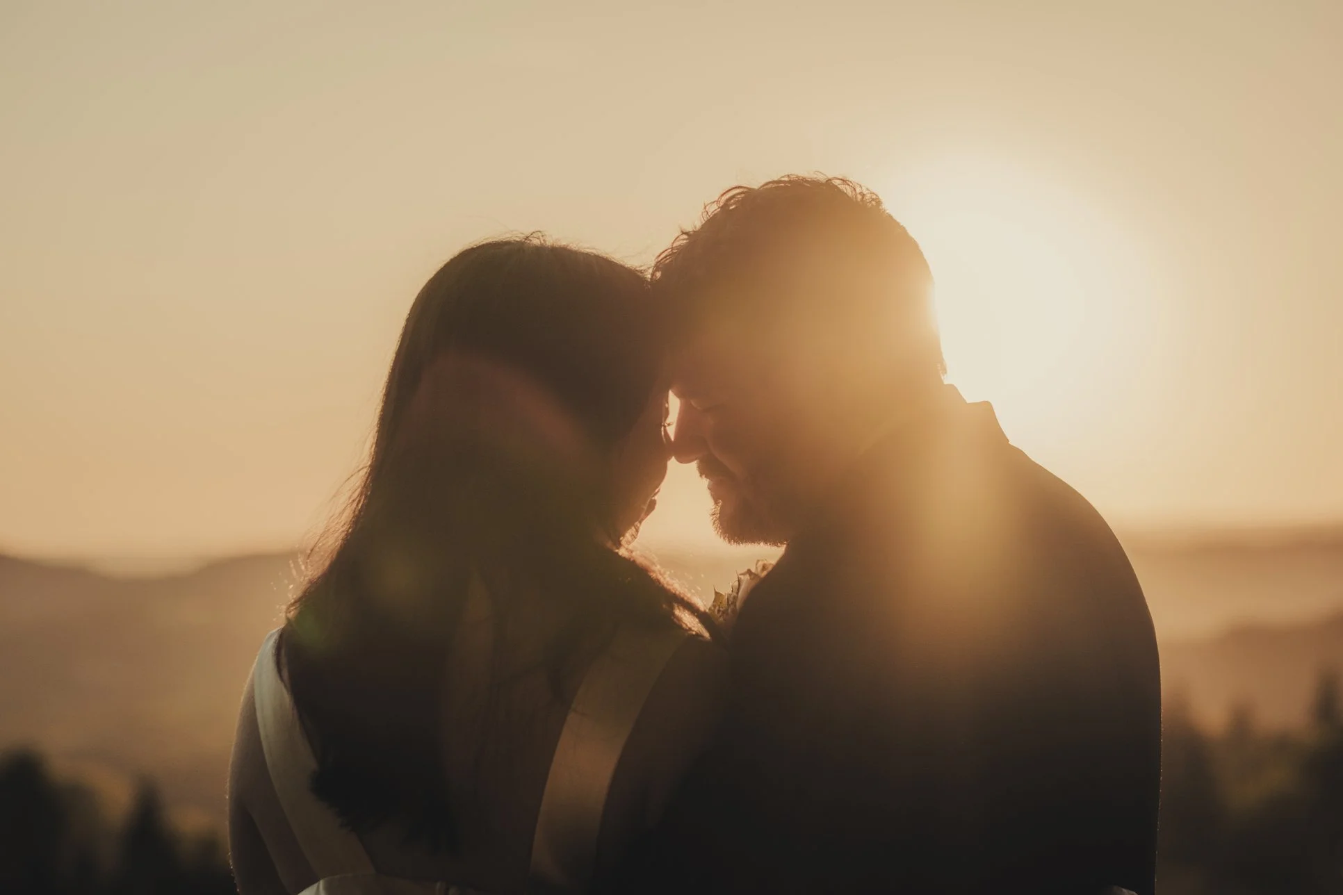 Southwest of France wedding photographer capturing a couple during golden hour.