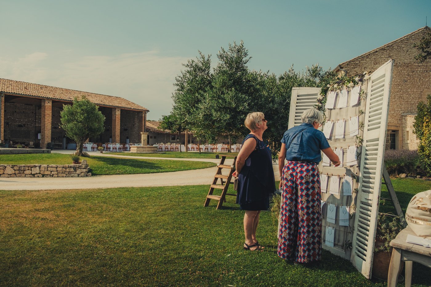 plan de table installé dans le jardin avec espace dîner au Domaine de Sarson