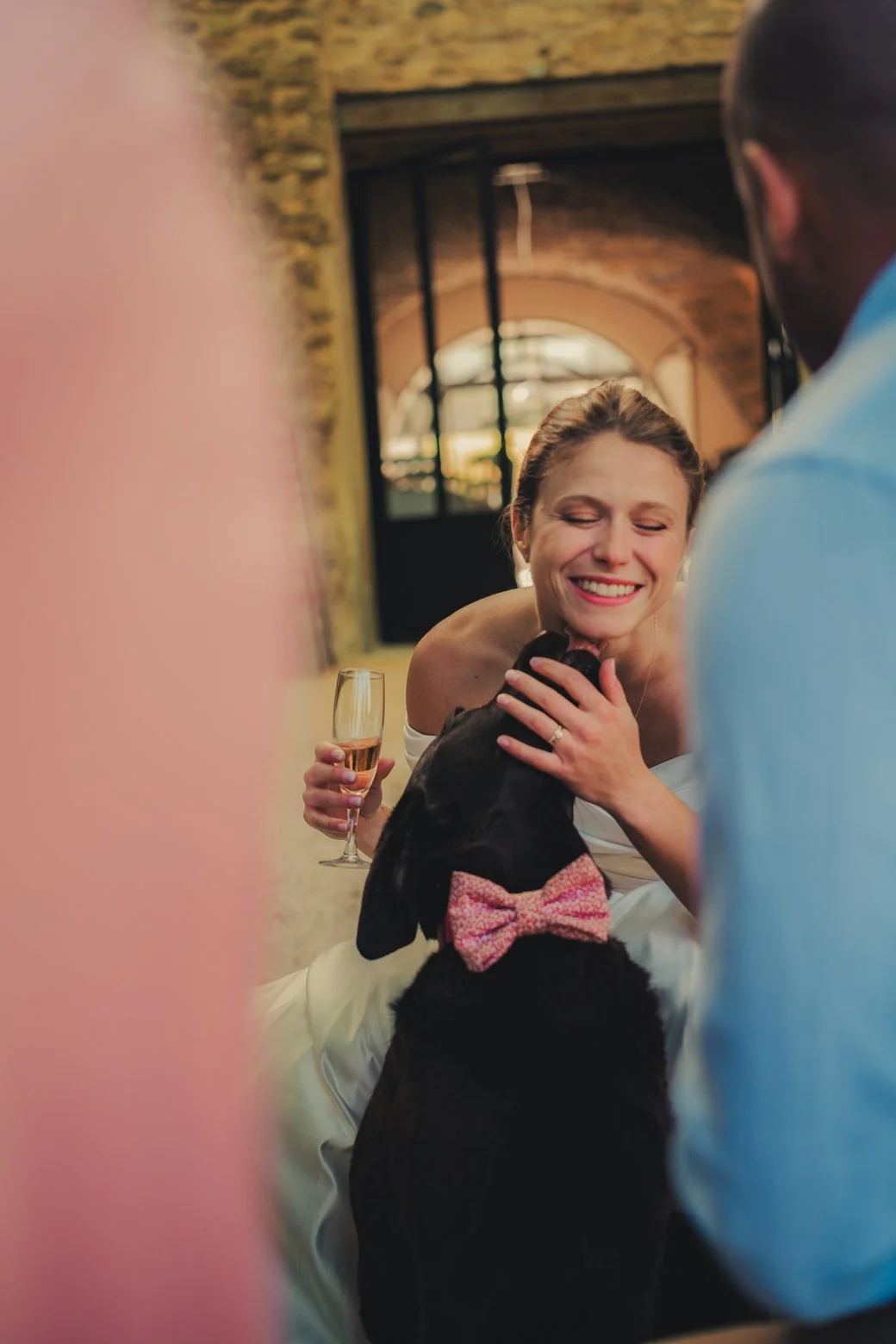 Mariée avec son chien Umika pendant le cocktail du mariage