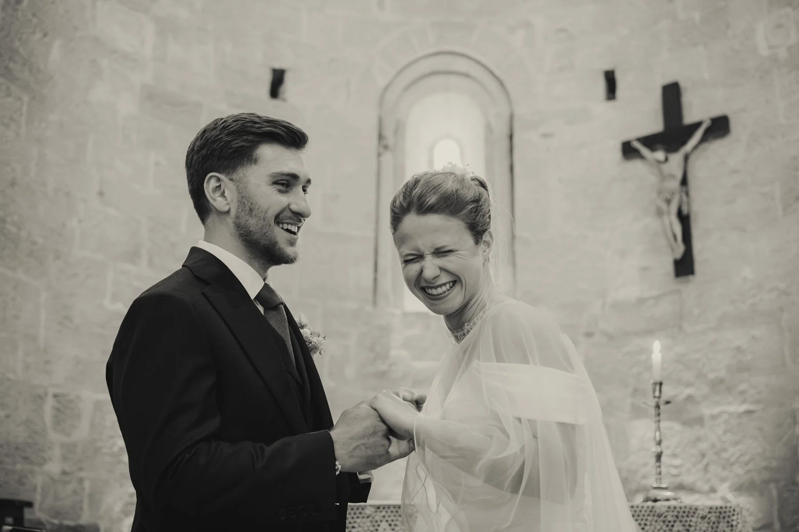 Mariés échangeant un regard complice pendant la cérémonie religieuse