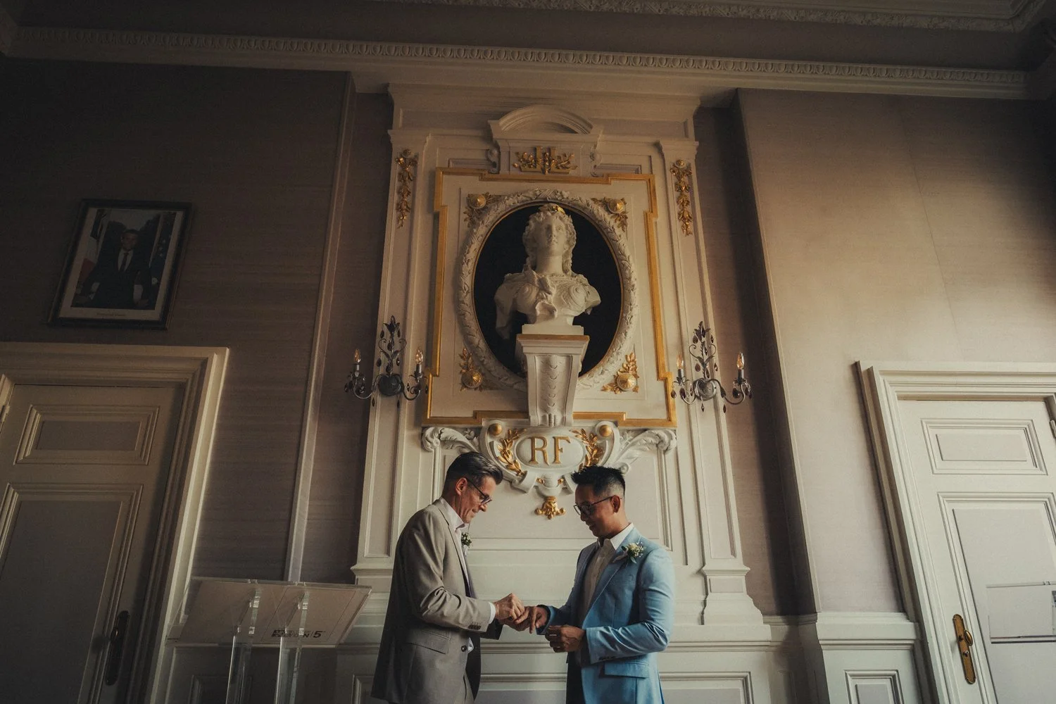 Échange des alliances pendant un mariage civil LGBTQ+ à Lyon