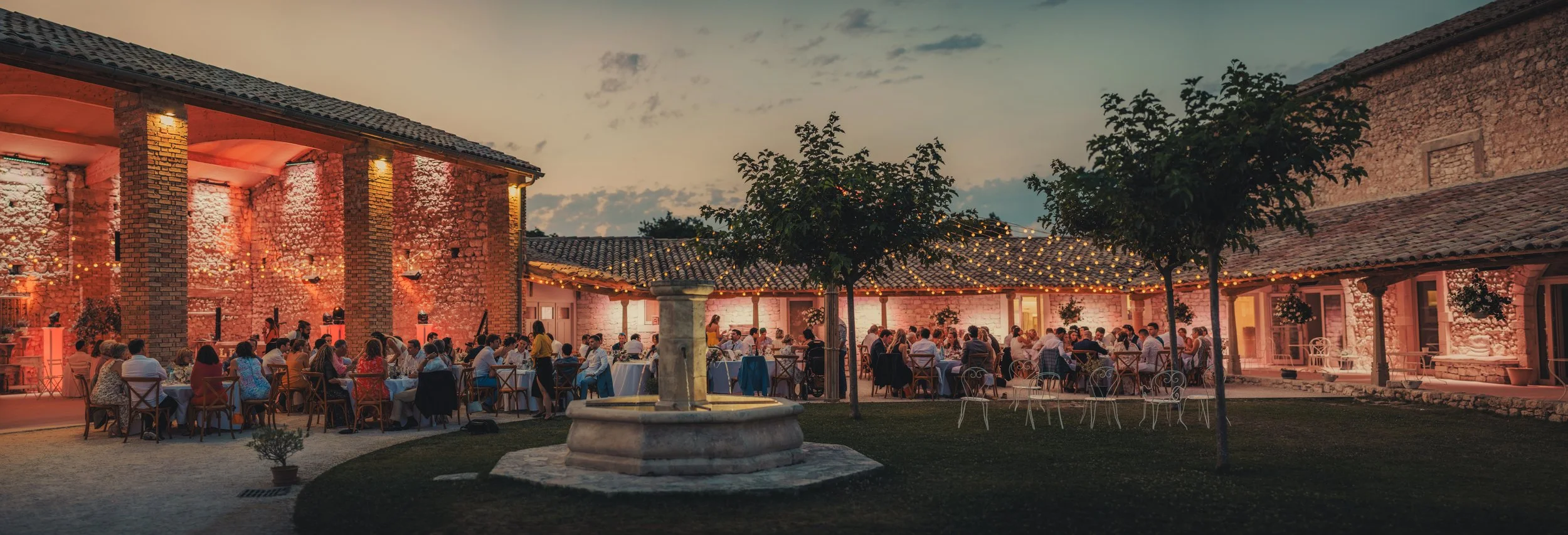 dîner de mariage en extérieur sous les guirlandes lumineuses au Domaine de Sarson en Provence