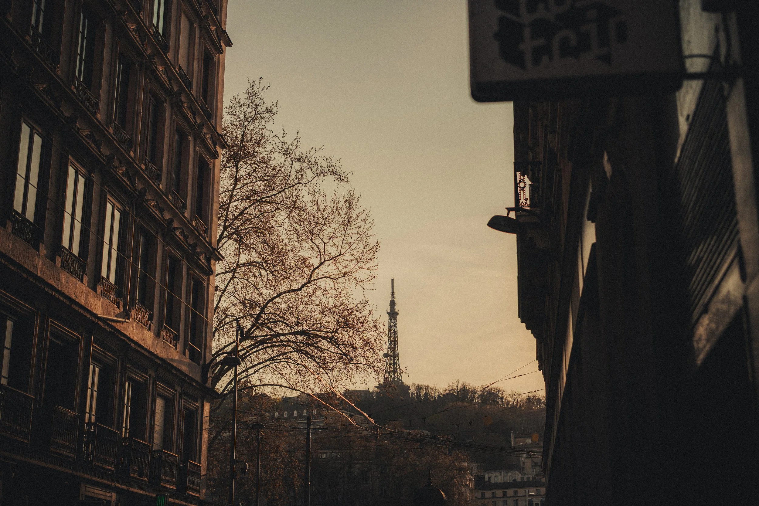 Vue paysage de Lyon au coucher du soleil pendant une séance photo de couple.
