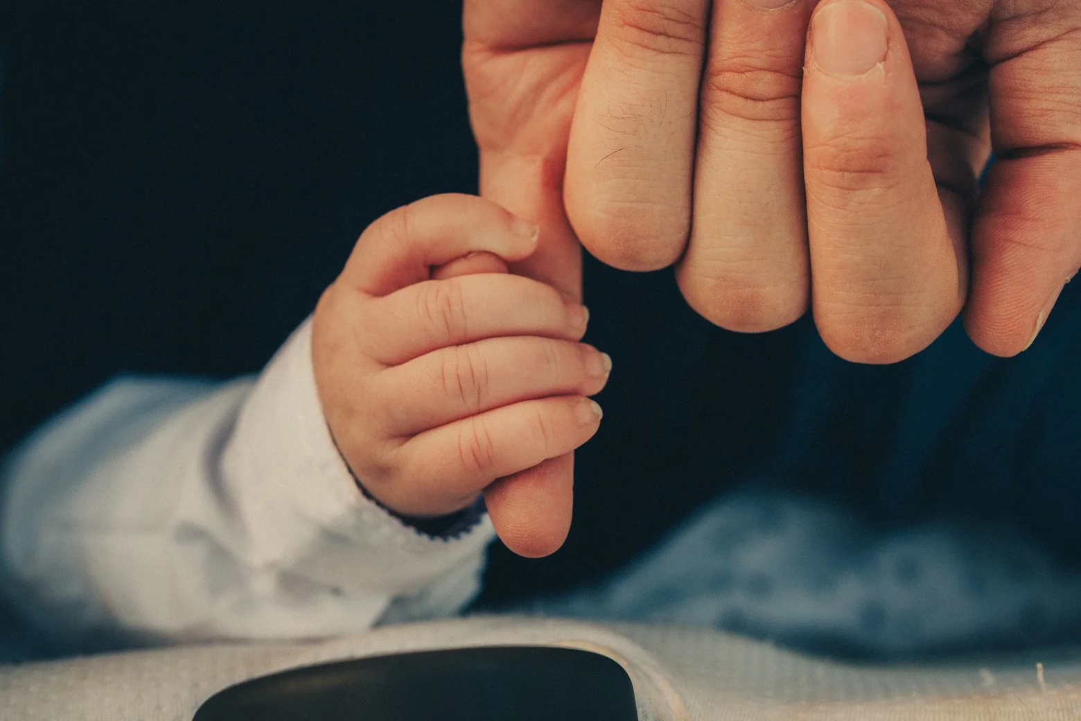 Détail des doigts d’un bébé pendant une séance photo nouveau-né à Lyon