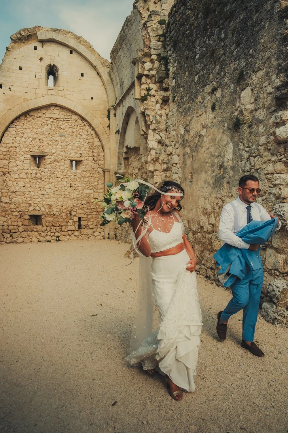 séance photo des mariés dans les ruines du Domaine de Sarson en Drôme Provençale