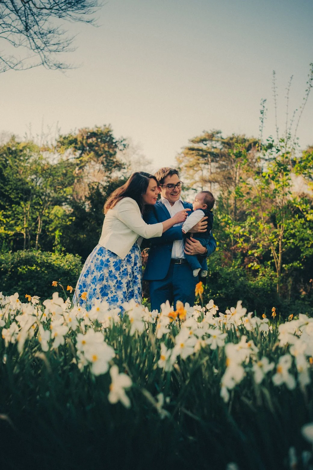 Parents et leur nouveau-né pendant une séance photo famille au printemps à Lyon