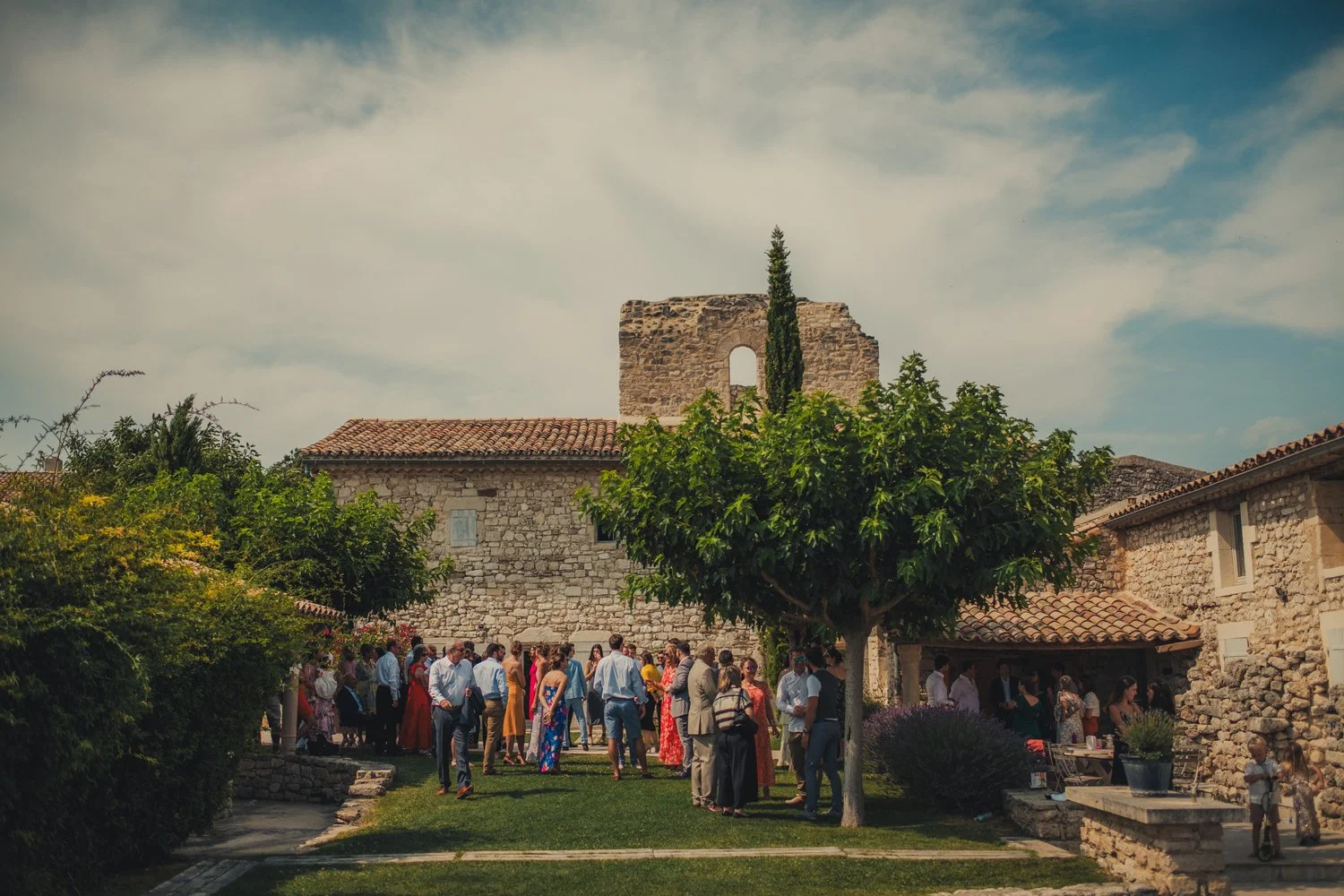 invités se rassemblant avant la cérémonie de mariage au Domaine de Sarson