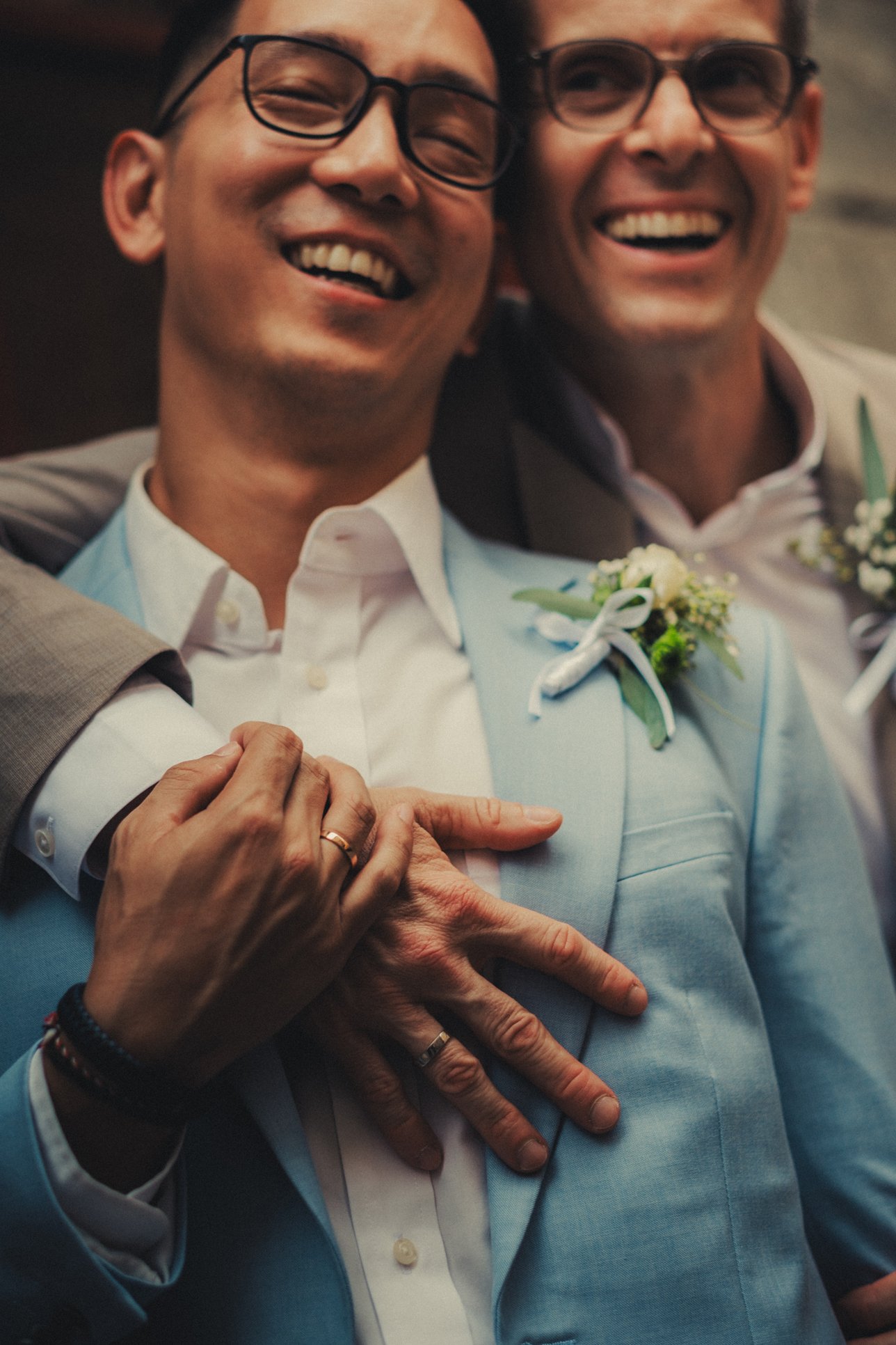 Portrait naturel de deux mariés dans une ruelle du Vieux Lyon