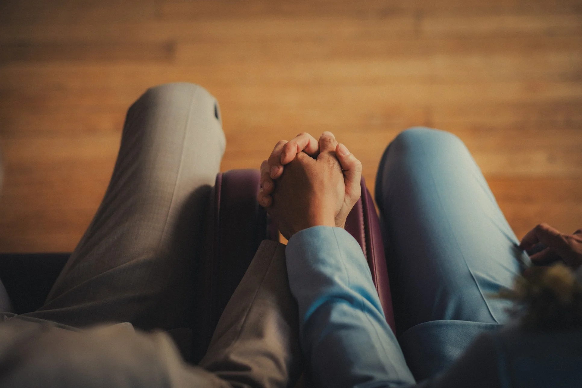 Les deux mariés se tenant la main pendant la cérémonie de mariage civil à Lyon