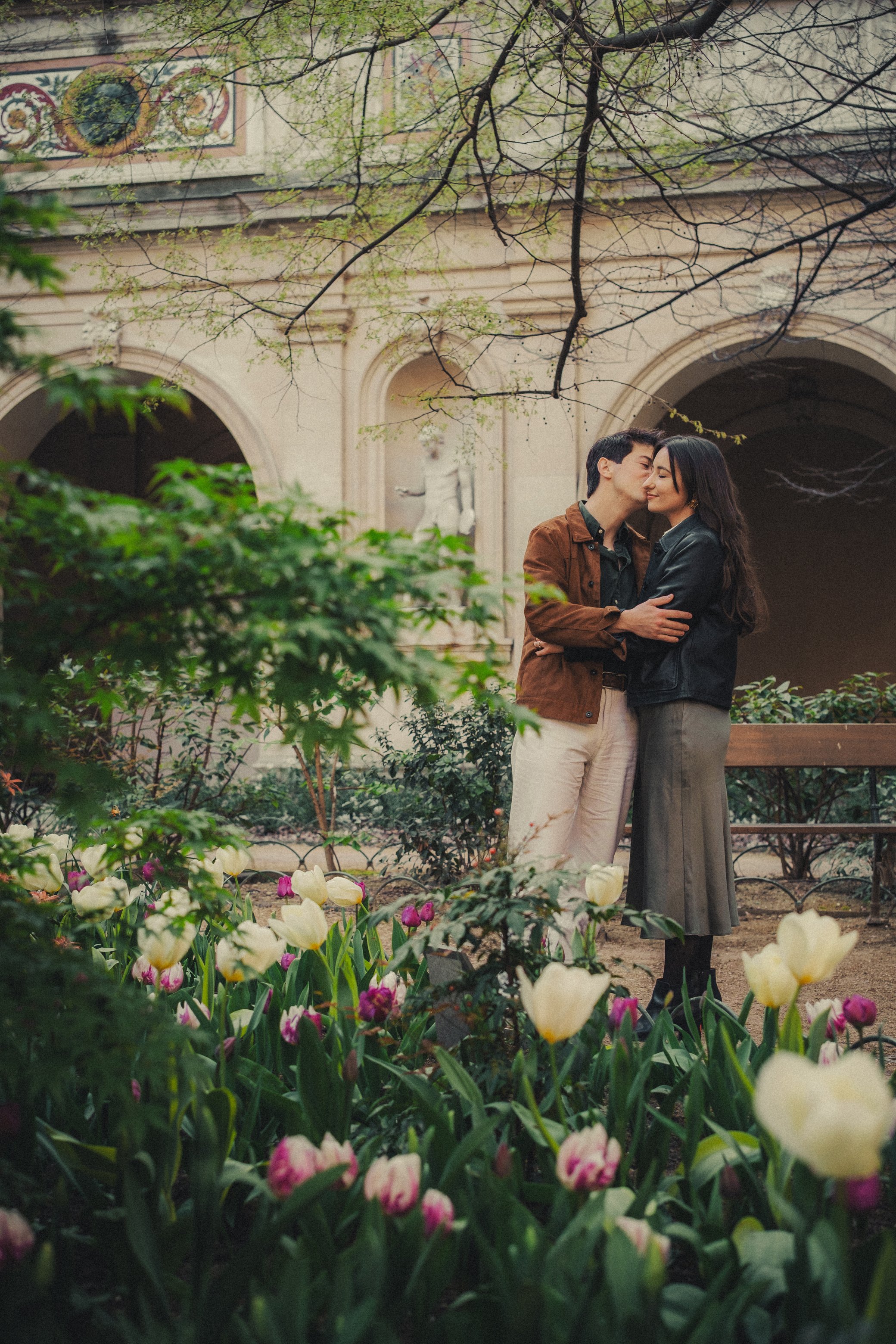 Couple s’embrassant avec des fleurs dans le jardin de Musée des Beaux-Arts de Lyon.