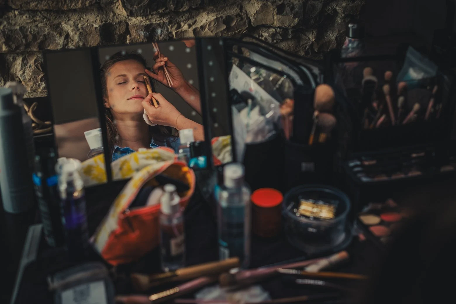 Préparatifs de la mariée pendant la séance de maquillage au Domaine des Rives