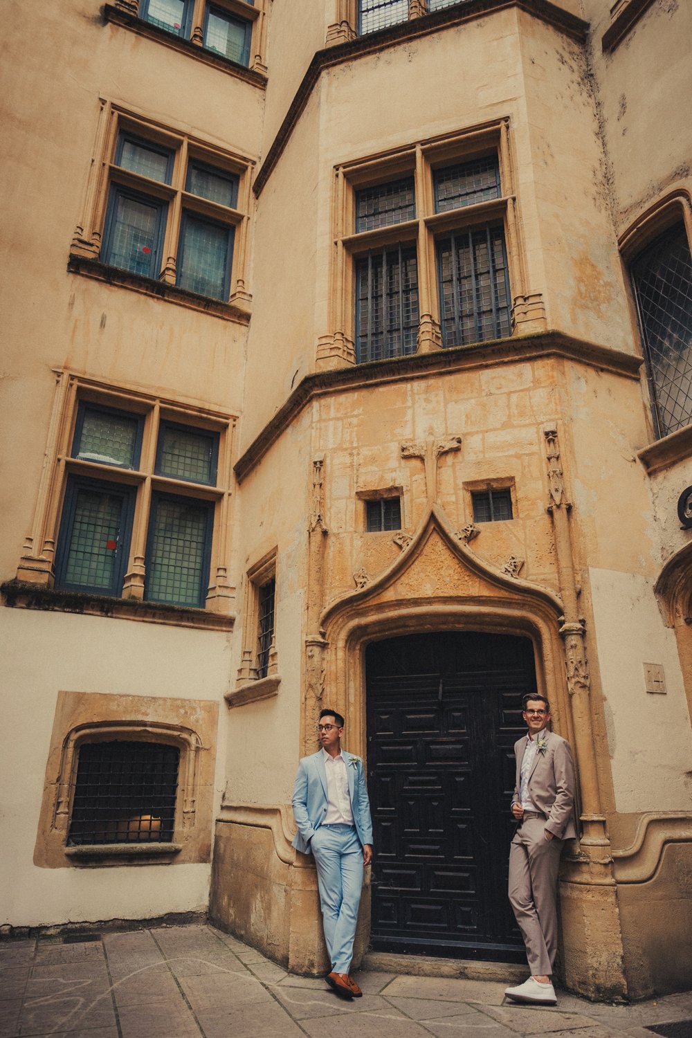 Couple de mariés dans une ruelle pavée du Vieux Lyon