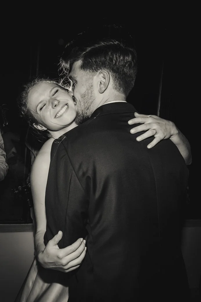 Mariés s’embrassant sur la piste de danse pendant la soirée