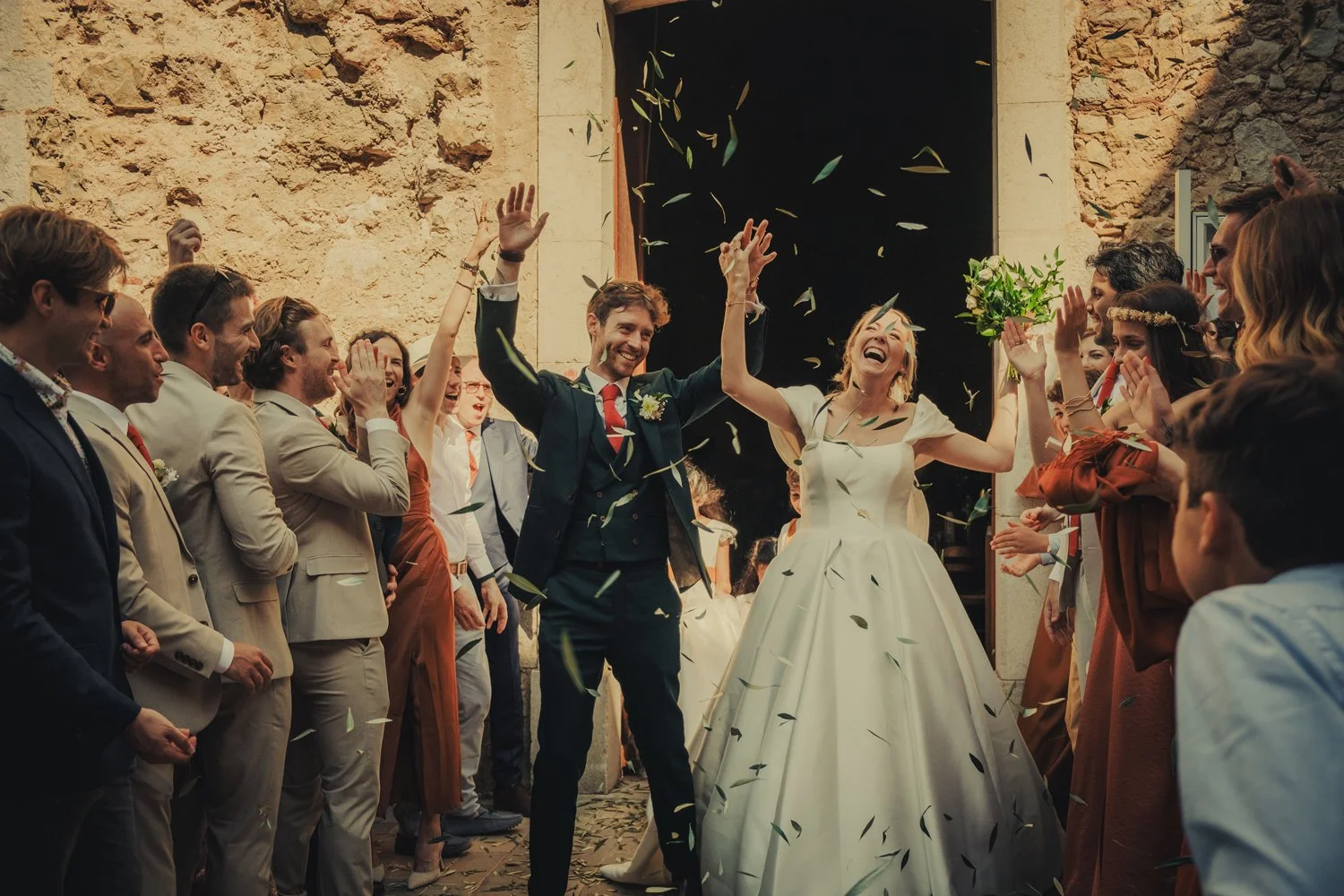 Sortie d’église joyeuse après la cérémonie de Joséphine et Valentin